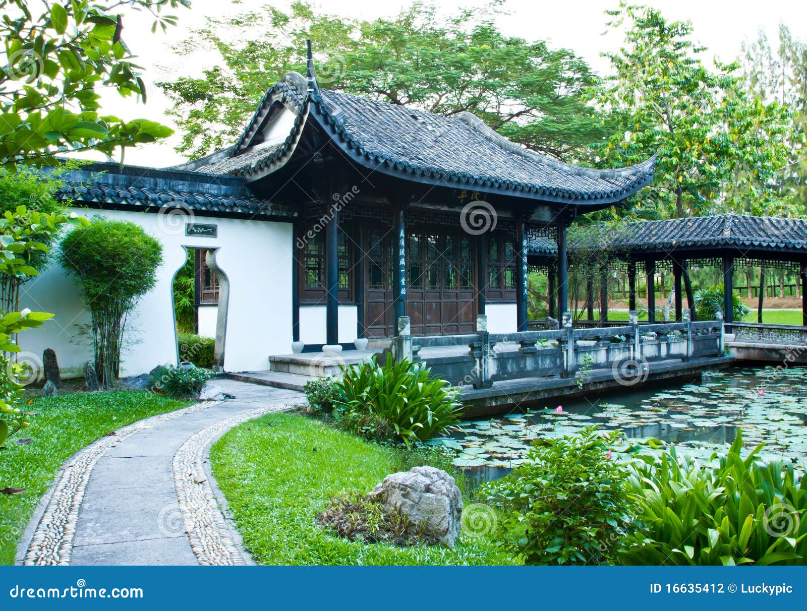 photographie stock maison traditionnelle chinoise en stationnement public image