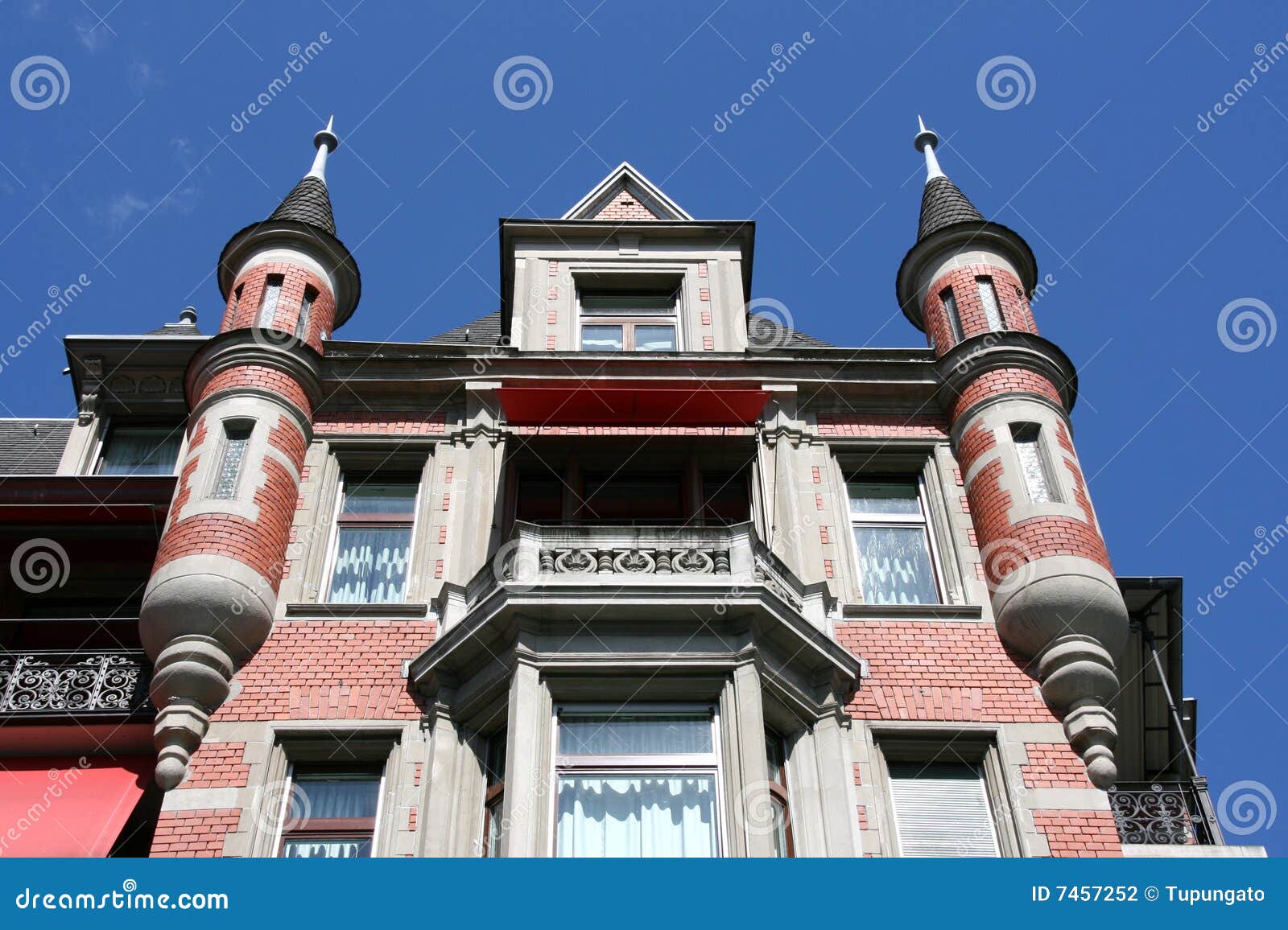 Maison Zurich photo stock. Image du extraordinaire, urbain 7457252