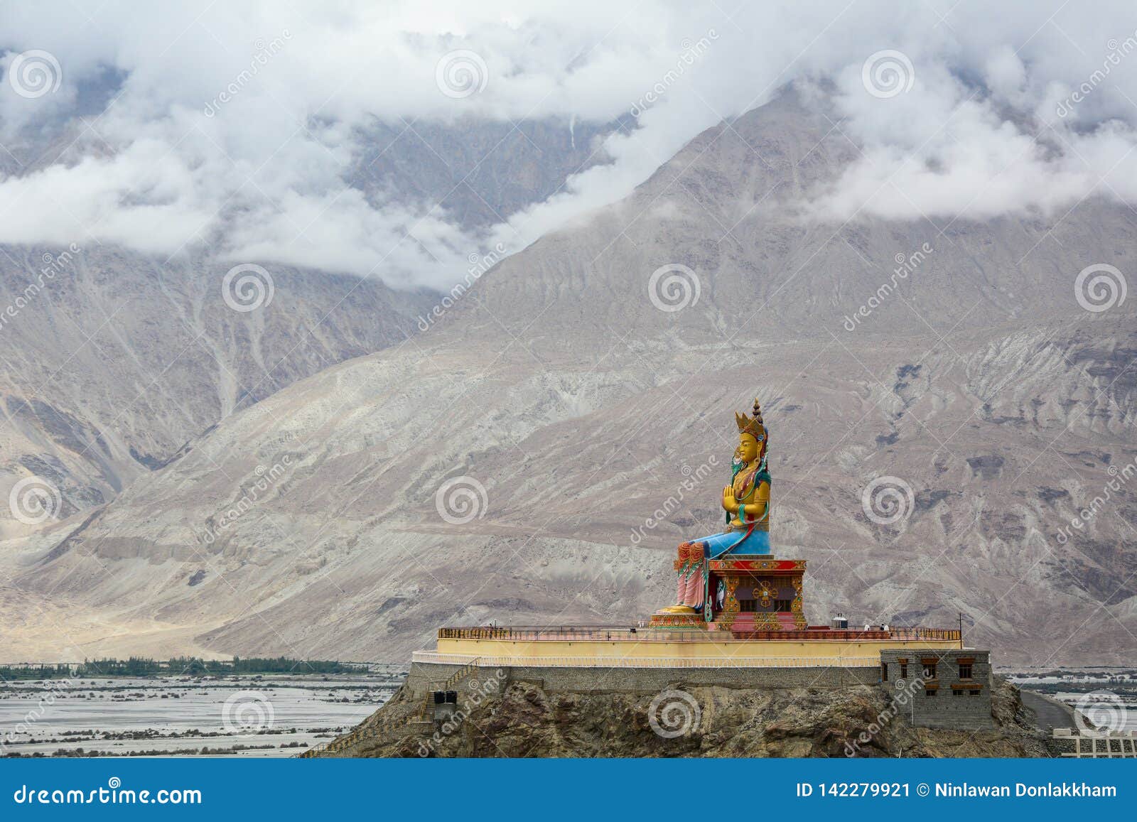 Maitreya Buddha statua w Ladakh, India. Maitreya Buddha statua z himalaje górami na Nubra dolinie, Ladakh, India