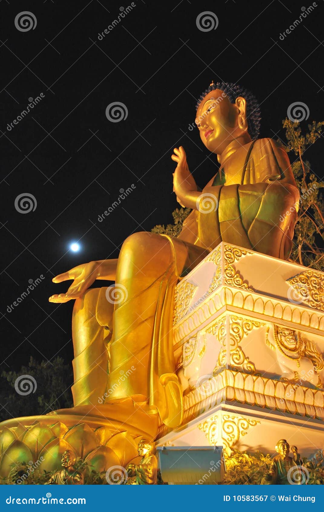 majestic golden buddha statue 10583567