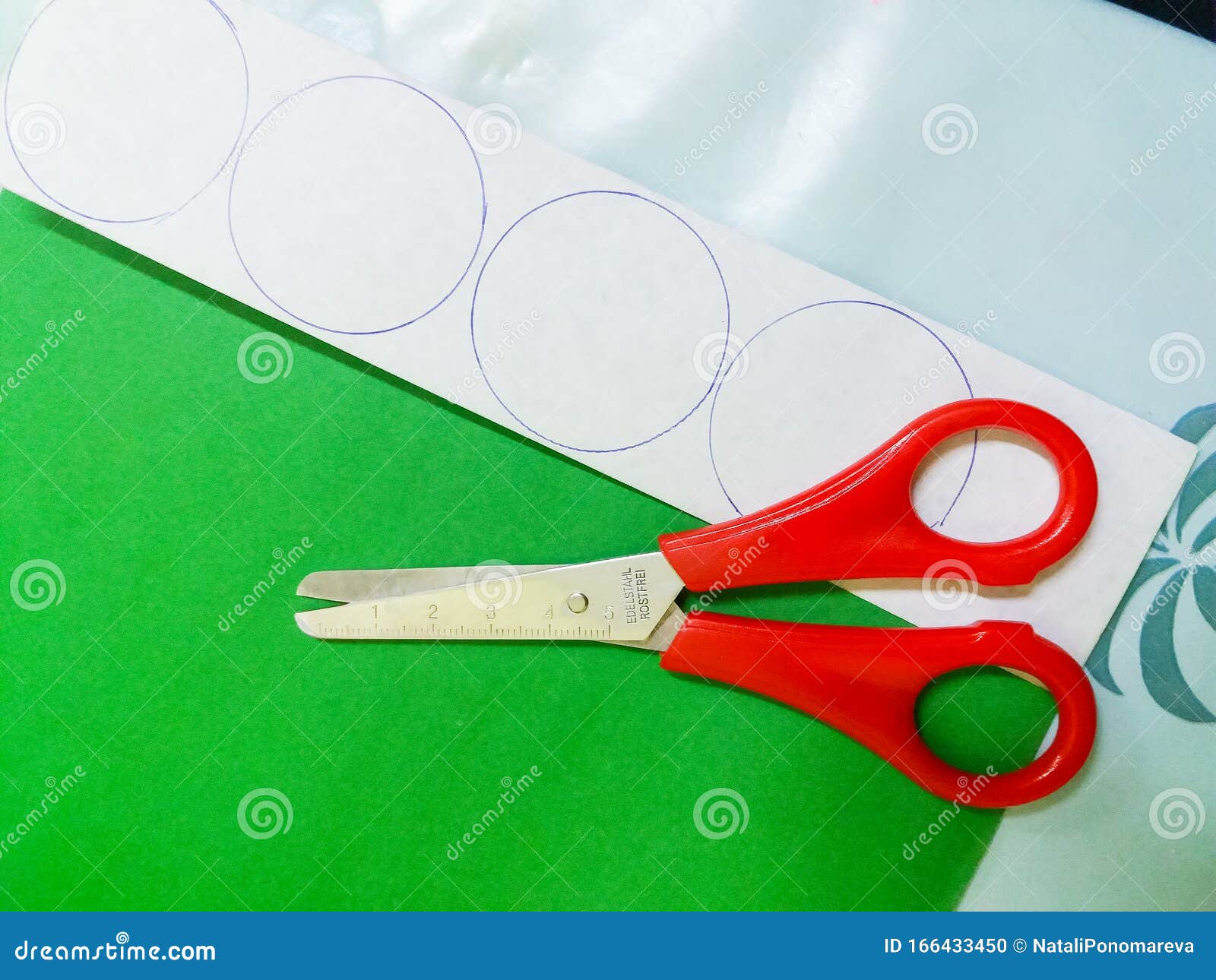 https://thumbs.dreamstime.com/z/make-crafts-children-circle-circles-new-years-garland-plastic-cap-large-bottle-year-s-scissors-divisions-166433450.jpg