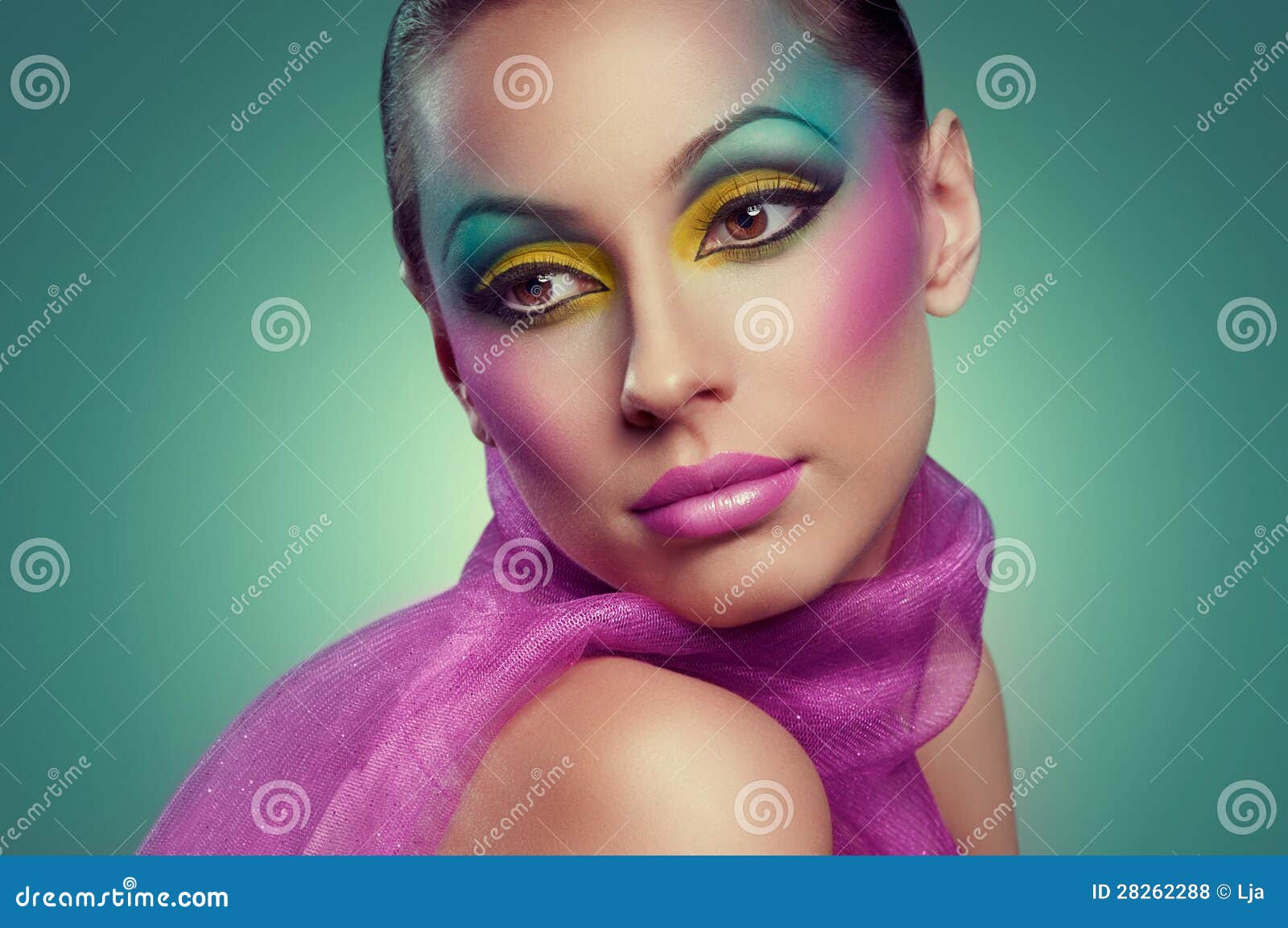 Het gezicht van de vrouw met creatieve veel-gekleurde make-up