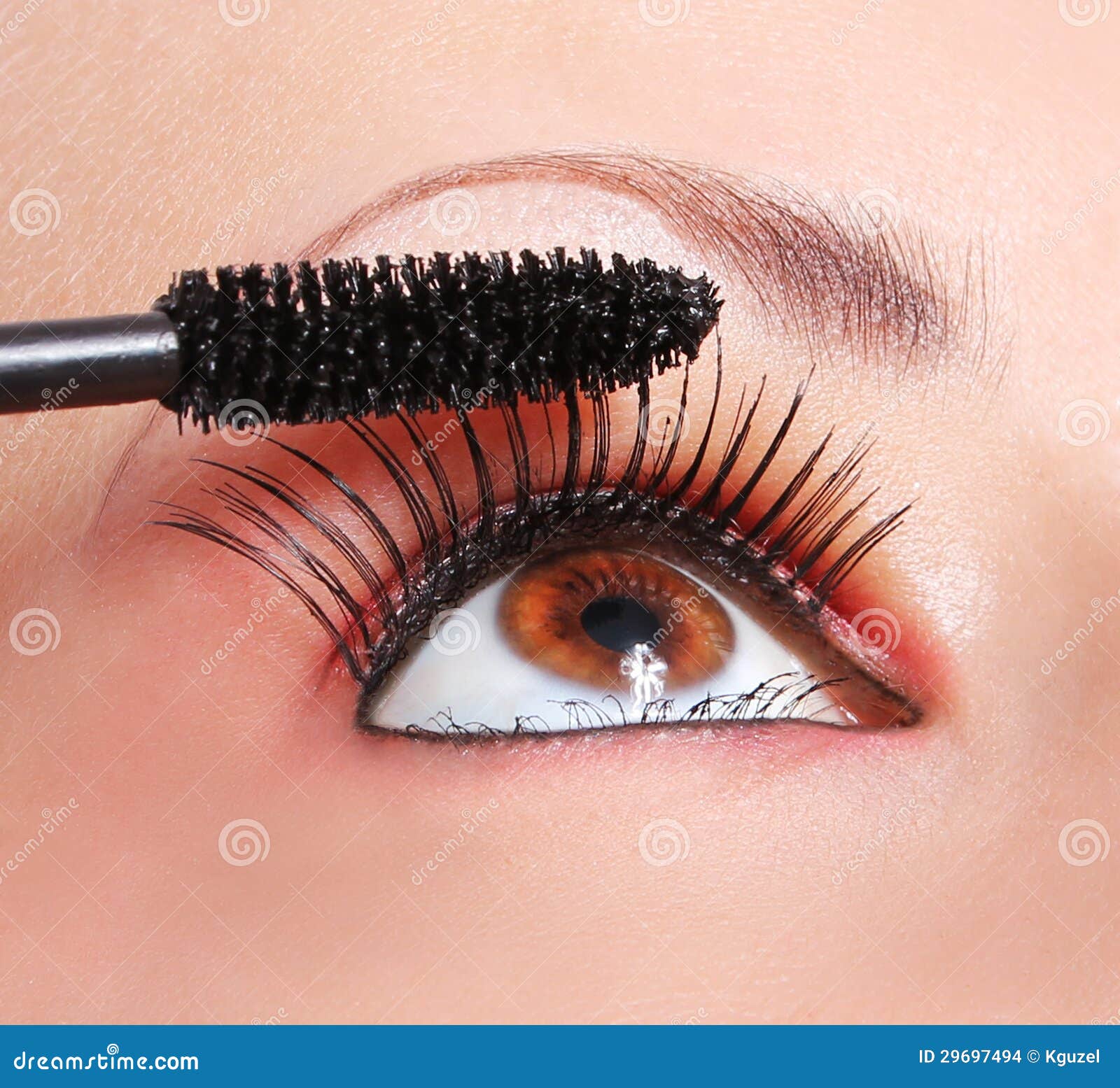 elektrode Biscuit medeleerling Make-up, Die Mascara, Oog Met Lange Wimpers Toepassen Stock Foto - Image of  achtergrond, poeder: 29697494