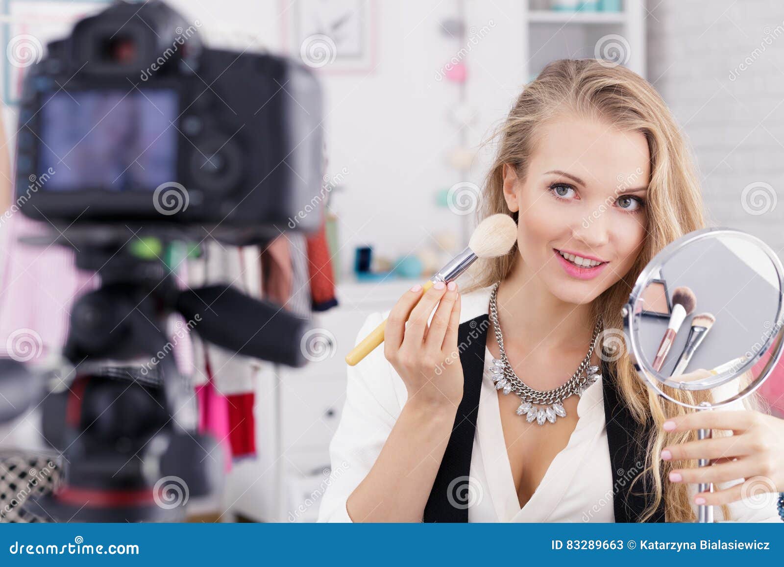 make up vlogger with mirror
