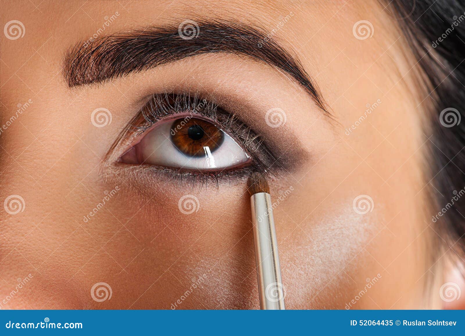 Makeup artist eyeliner stock image. Image of eyelashes 52064435