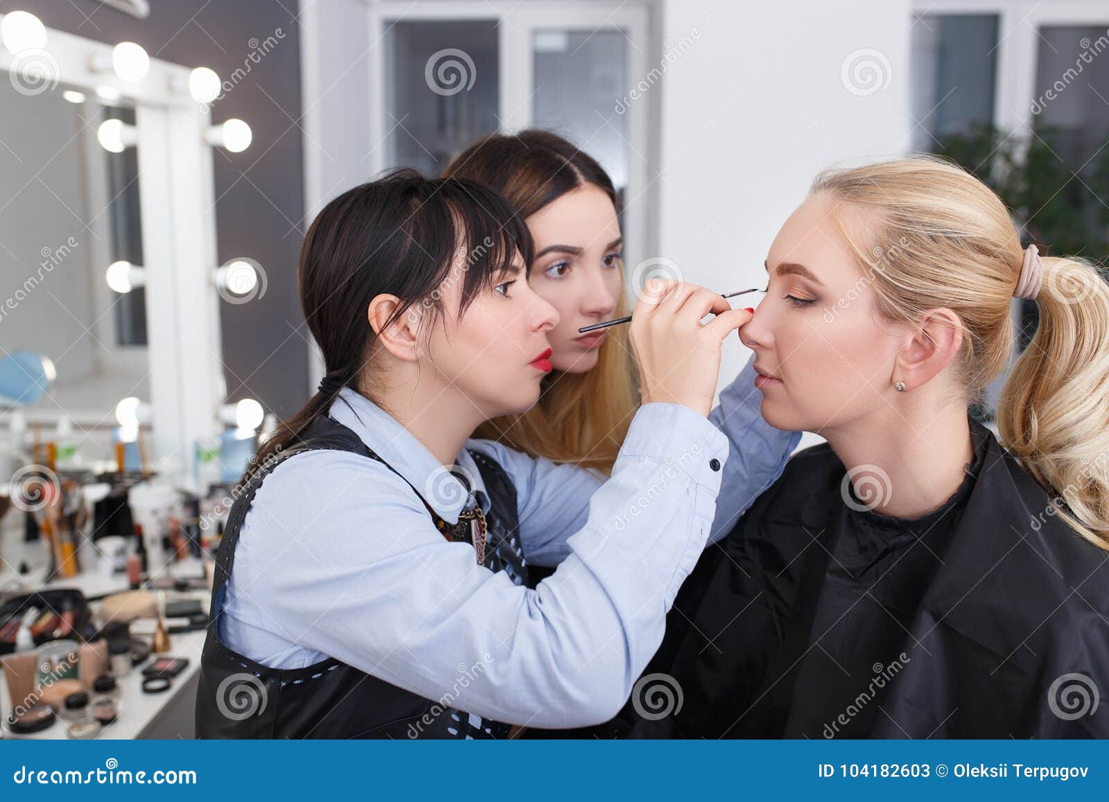 Makeup tutorial lesson stock image. Image of real, client - 104182603