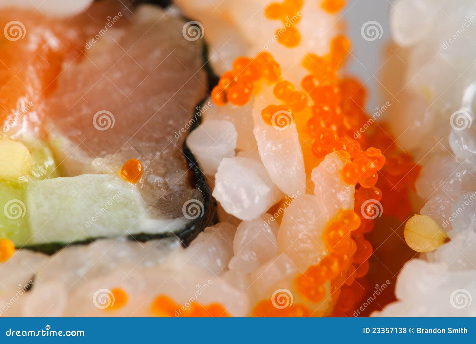 Maki Sushi. Take-Out Makizushi Mahlzeit, Kalifornien, GarneleTempura und Thunfisch Rolls, mit Sojasoße, legten Ingwer- und Misosuppe in Essig ein.