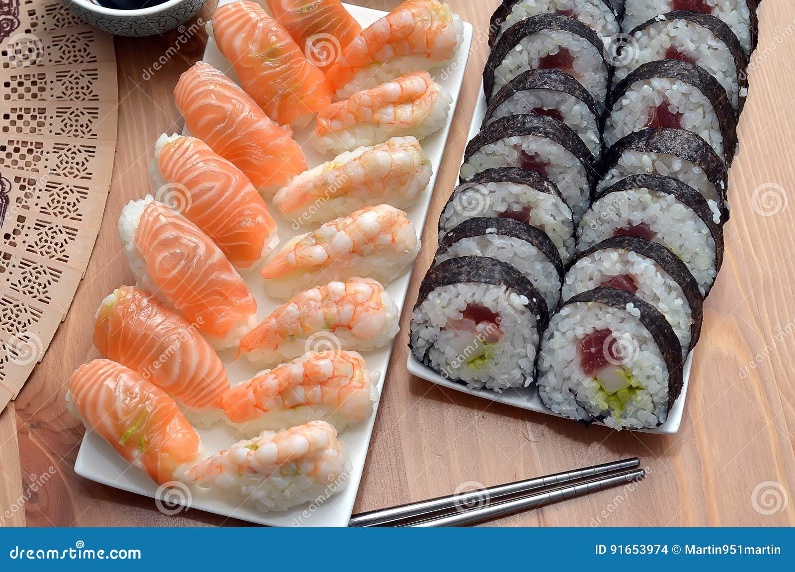 Maki-Sushirollen Und Nigiri Sushi Mit Detail Lachs- Und Garnelenjapan ...