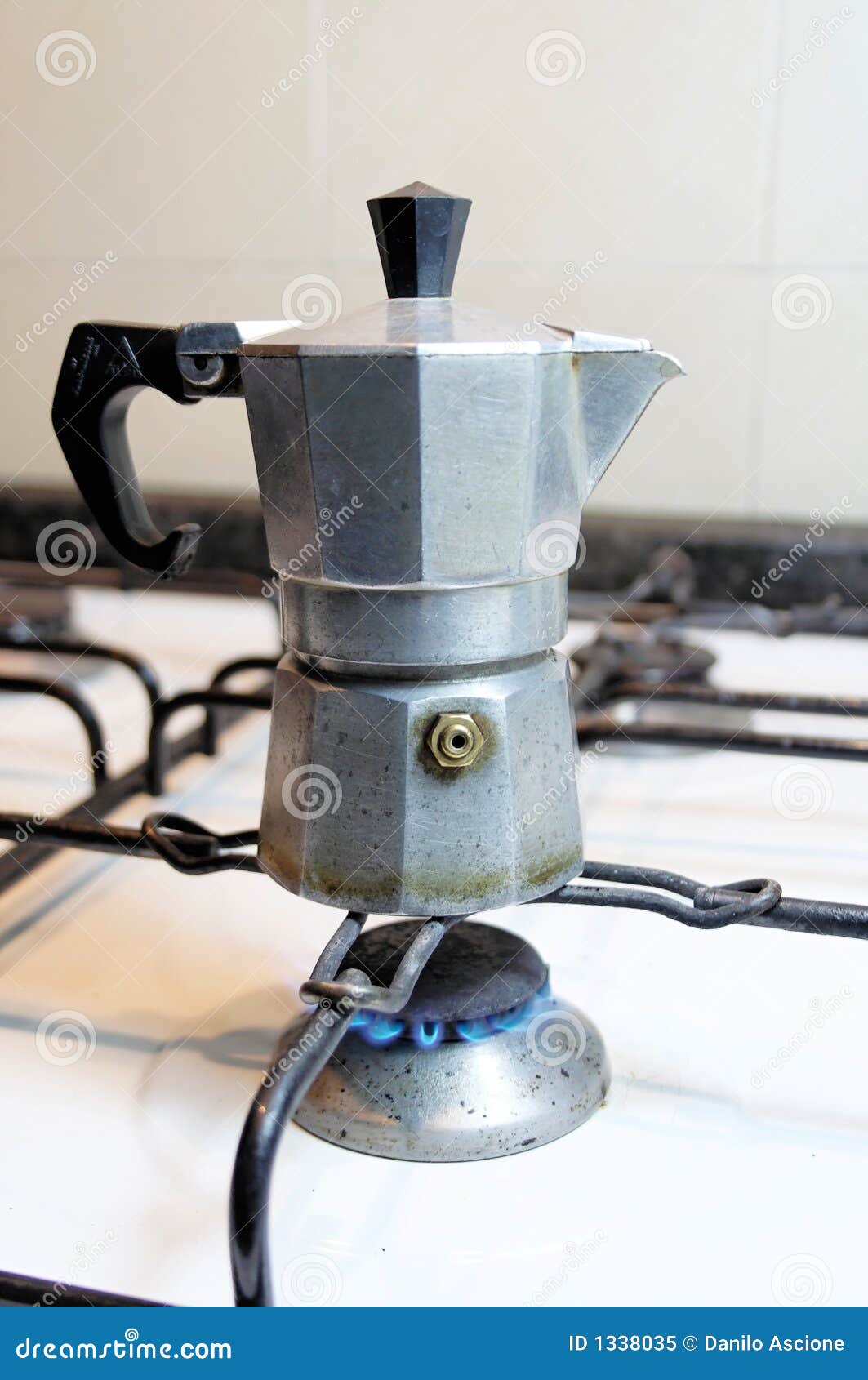 Making italian coffee stock image. Image of moka, kitchen 1338035