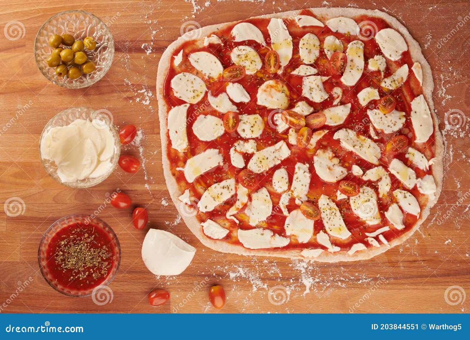 making italian pizza step by step: adding origan