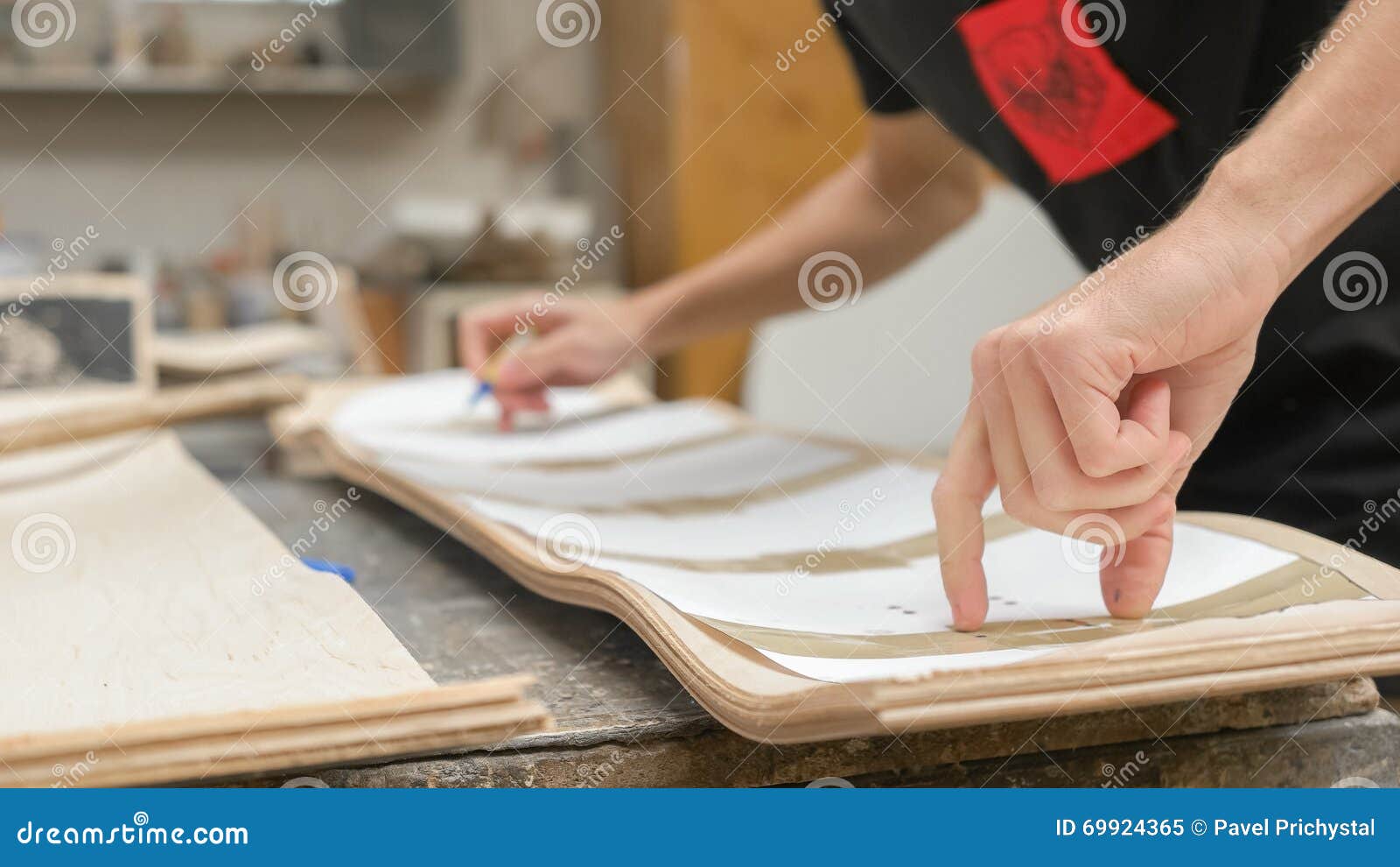 Kinematik Modstander kaste støv i øjnene Making of Longboard Deck stock image. Image of profession - 69924365