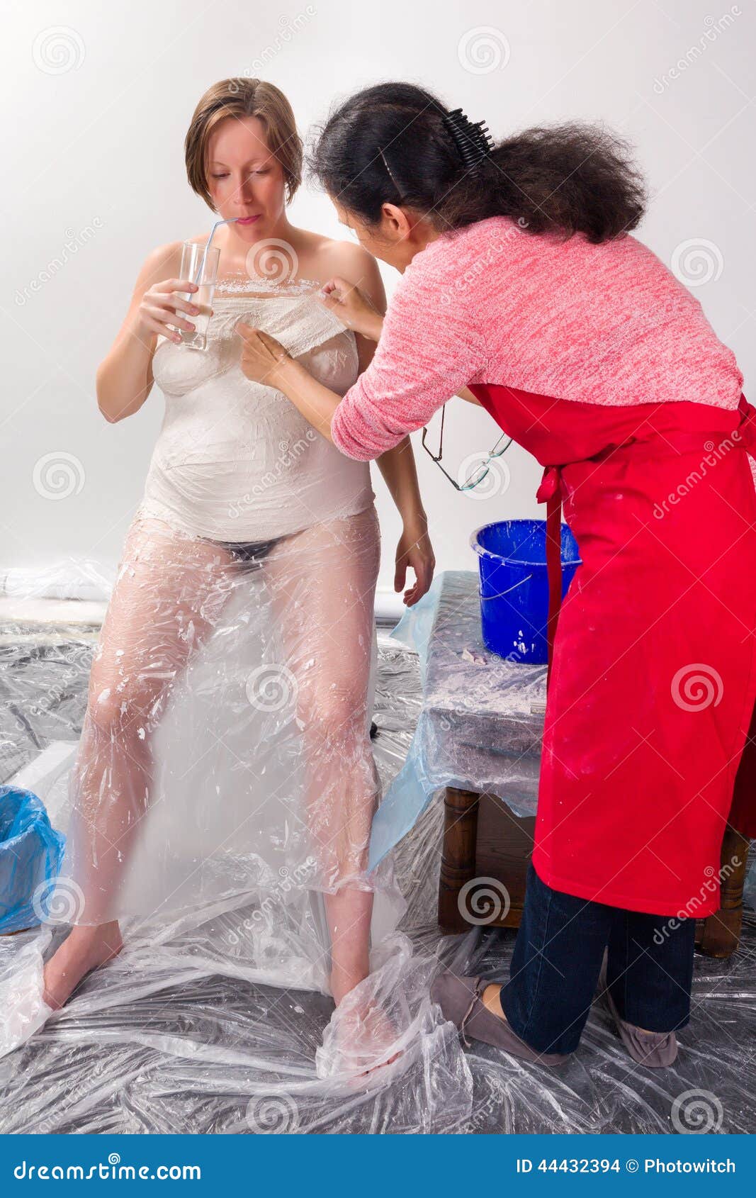 Making a Pregnancy Belly Cast Stock Photo - Image of gauze, torso: 44432394