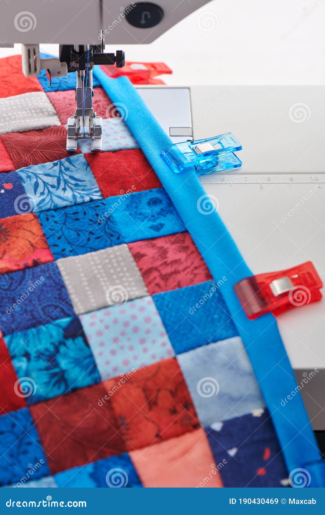 Making of Quilt Binding by Dint of Sewing Quilting Clips by Using Sewing  Machine Stock Image - Image of binding, accessories: 190430469