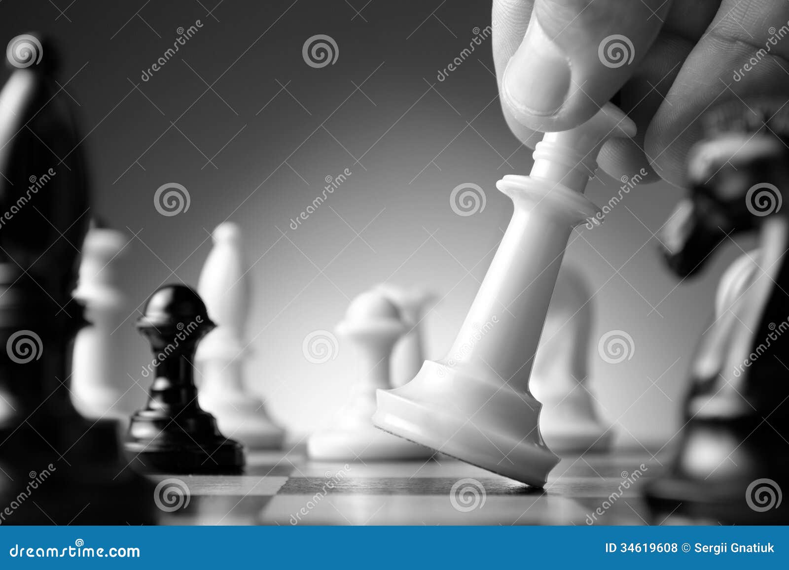 Strategically Artistic Chess Live Wallpaper - free download