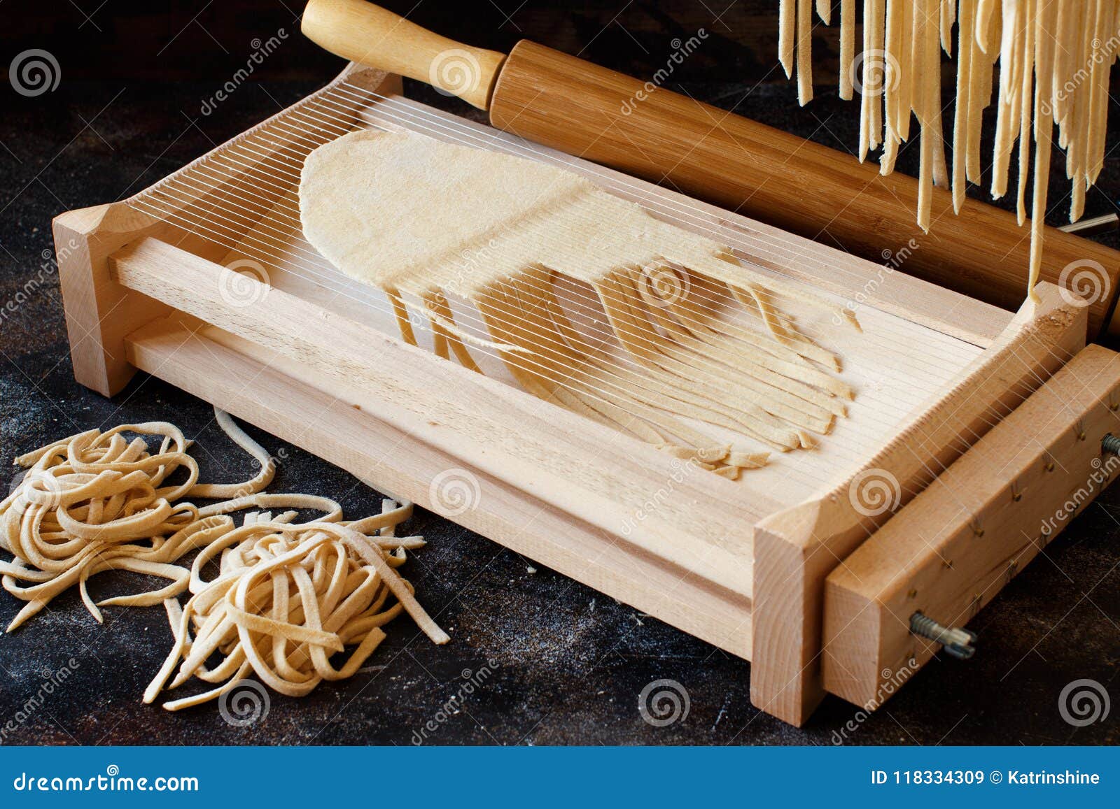 https://thumbs.dreamstime.com/z/making-tagliolini-pasta-alla-chitarra-tool-close-up-making-tagliolini-pasta-alla-chitarra-tool-118334309.jpg