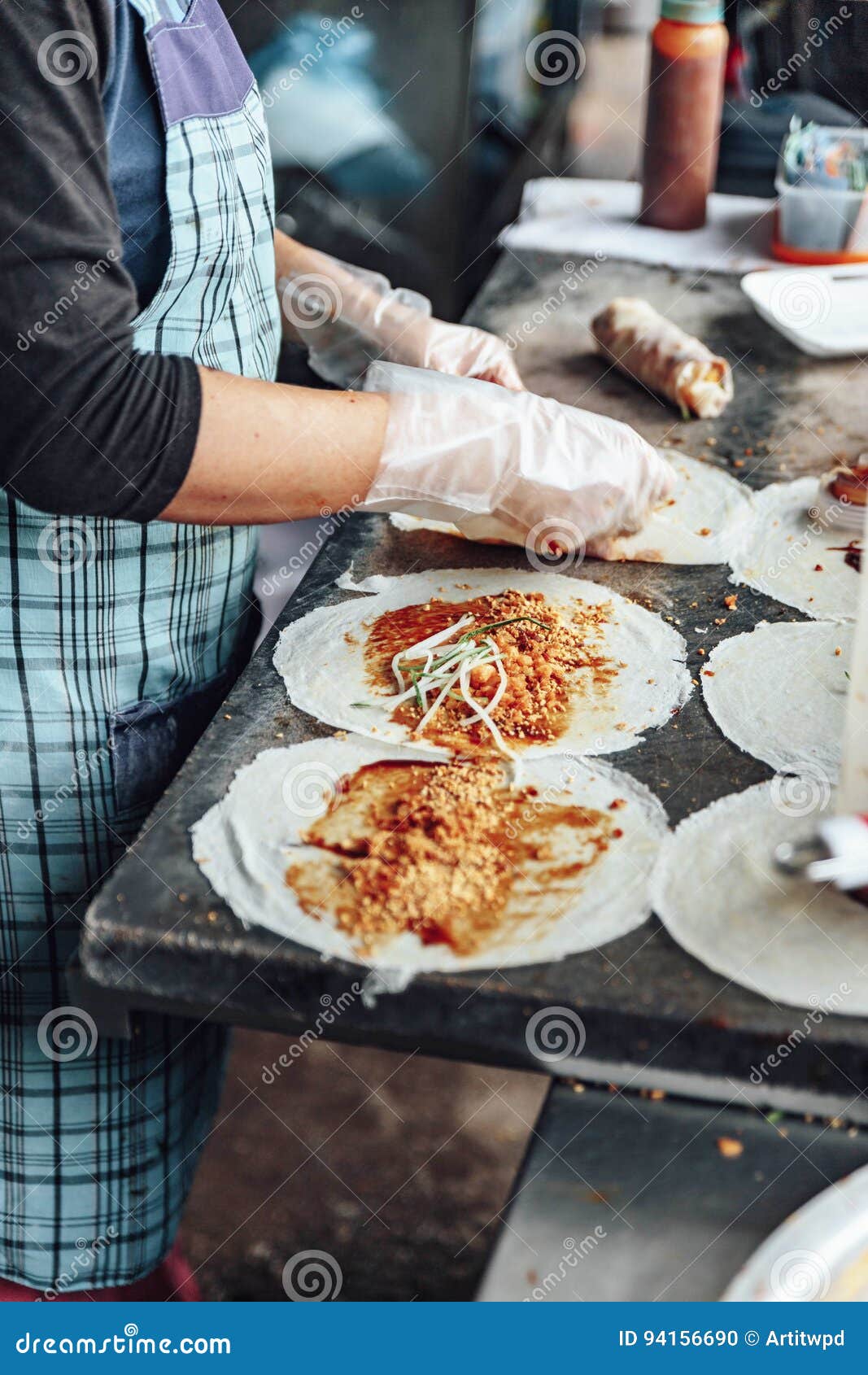 making unfried spring roll including sauce, bean sprout, lettuce, chinese sausage and freid egg inside in in kuala lumnpur.