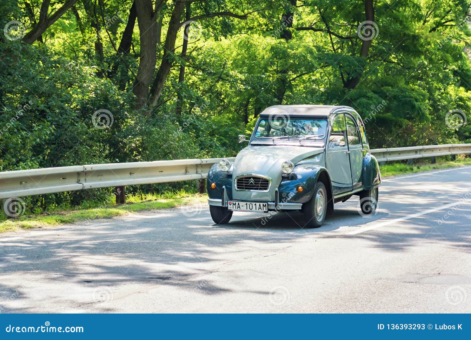 Malacky Slowakei A Am 2 Juni 18 Citroen 2cv Nimmt Am Lauf Wahrend Der Veteranenautosammlung Kamenak 18 Beim Kamenny Teil Redaktionelles Stockfoto Bild Von Wahrend Ente