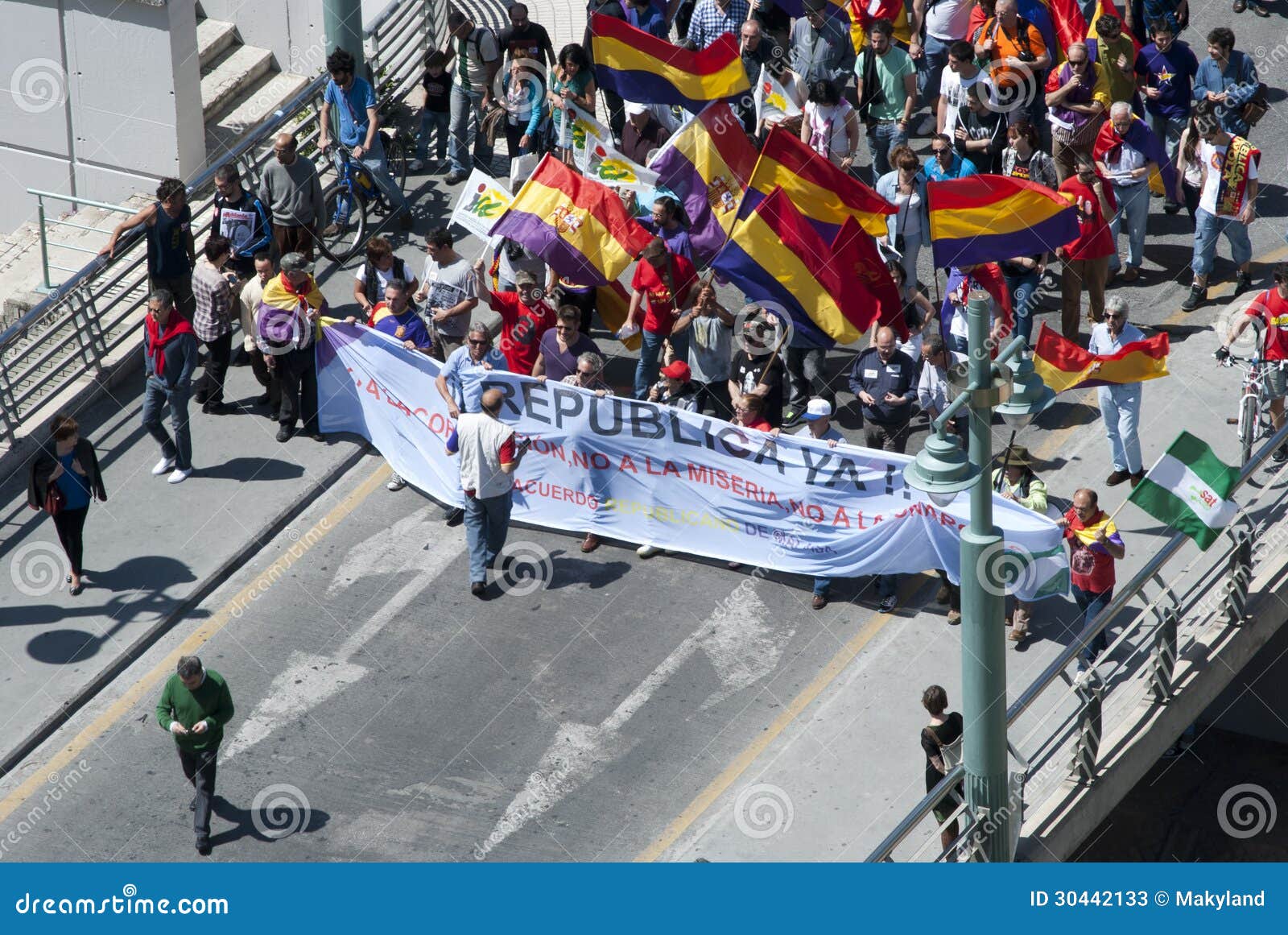 Malaga (Spagna), il 14 aprile 2013: Dimostrazioni contro monarchia nell'anniversario della Repubblica II. Parecchia gente partecipa alla dimostrazione a Malaga contro monarchia durante l'anniversario della Repubblica dello Spagnolo II