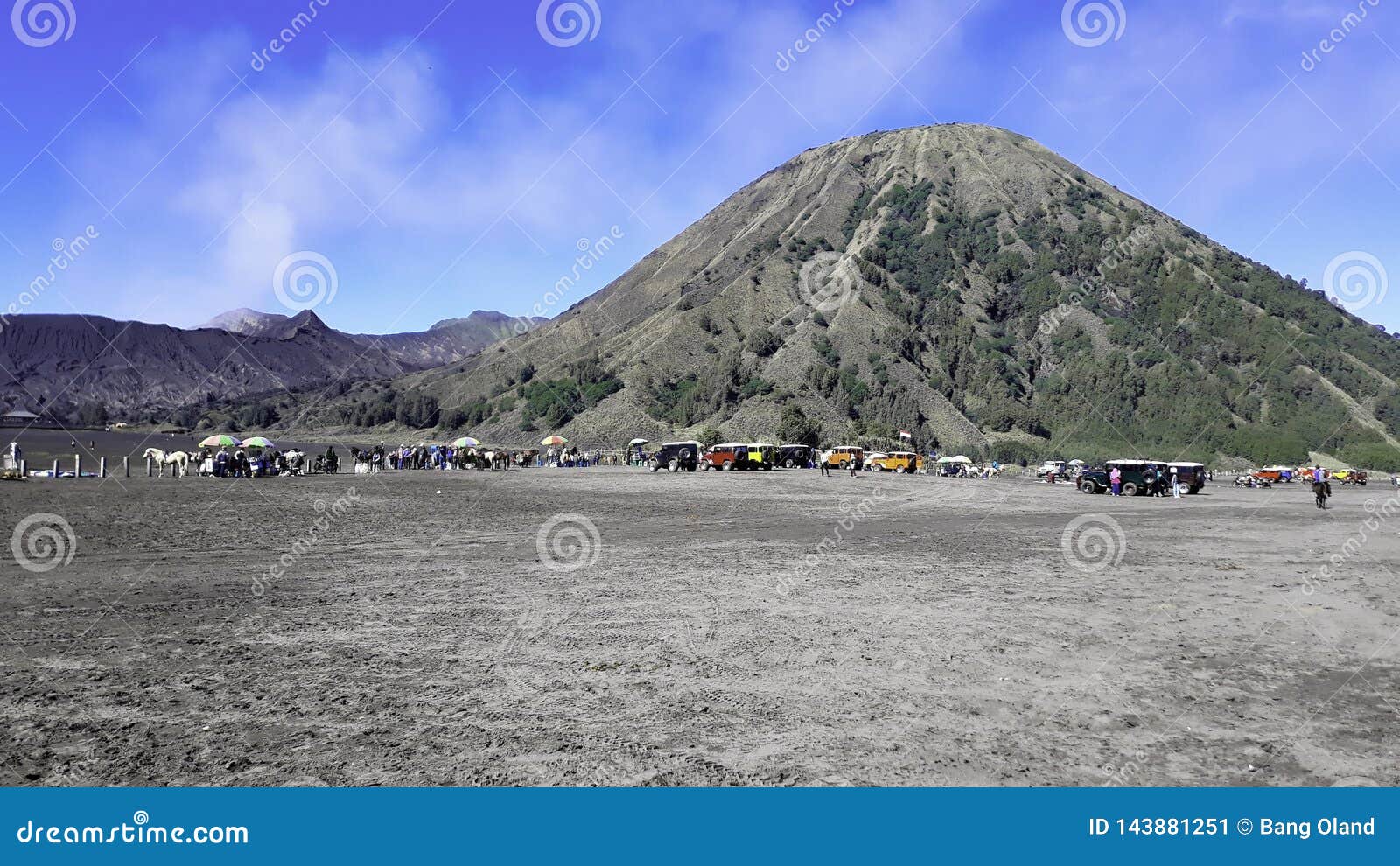 MALANG, JAVA ORIENTAL, INDONESIA, EL 4 DE ABRIL DE 2019: Gente desconocida Campo agrícola del paisaje, la estación de verano, las pistas del coche en la tierra, con un cielo nublado dramático