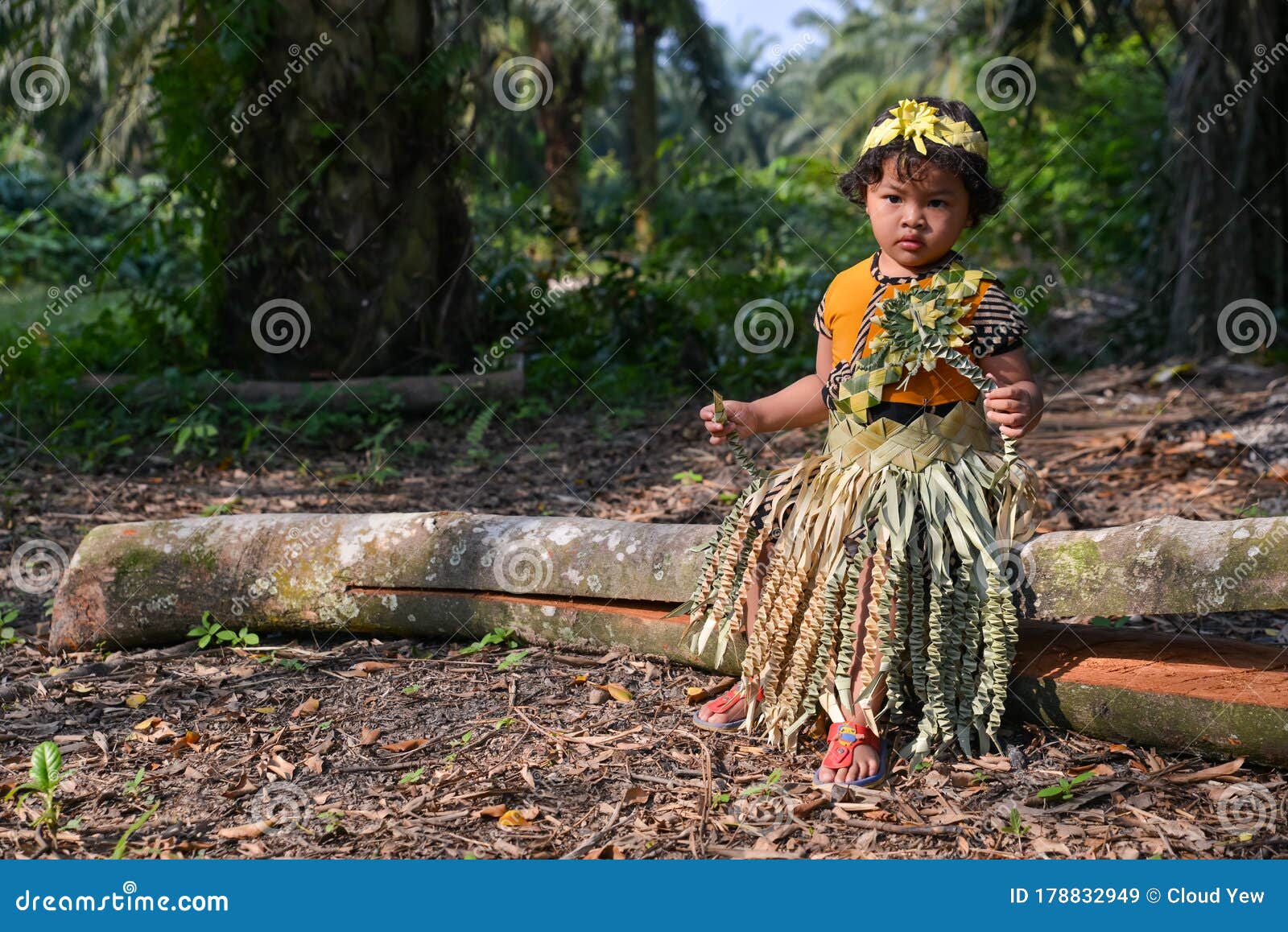 Malaysian Orang Asli Mah Meri With Traditional Cloth At Malaysian Orang Asli Mah Meri With Traditional Cloth At