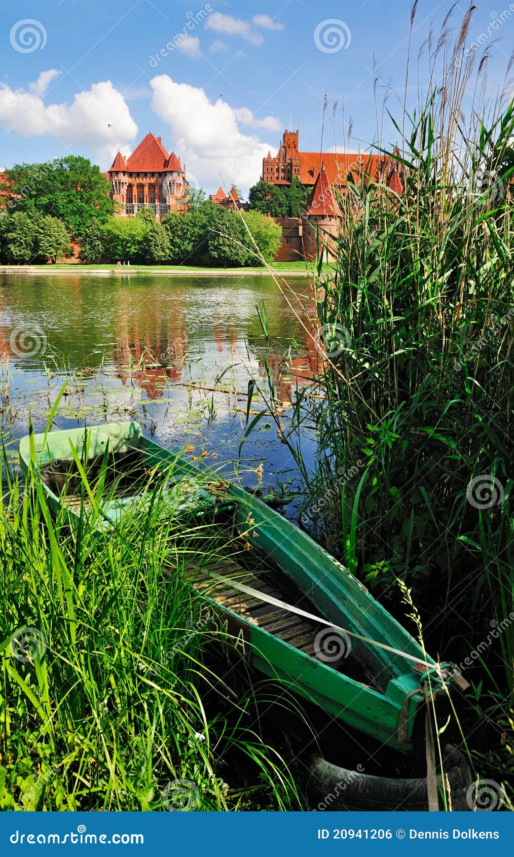 Malbork Schloss, Polen. Ein Boot im Fluss vor dem mittelalterlichen Malbork Schloss in Polen, eins der größten Schlösser in Europa, das von den Rittern der Teutonic Ordnung in den Mittelalter gegründet wurde