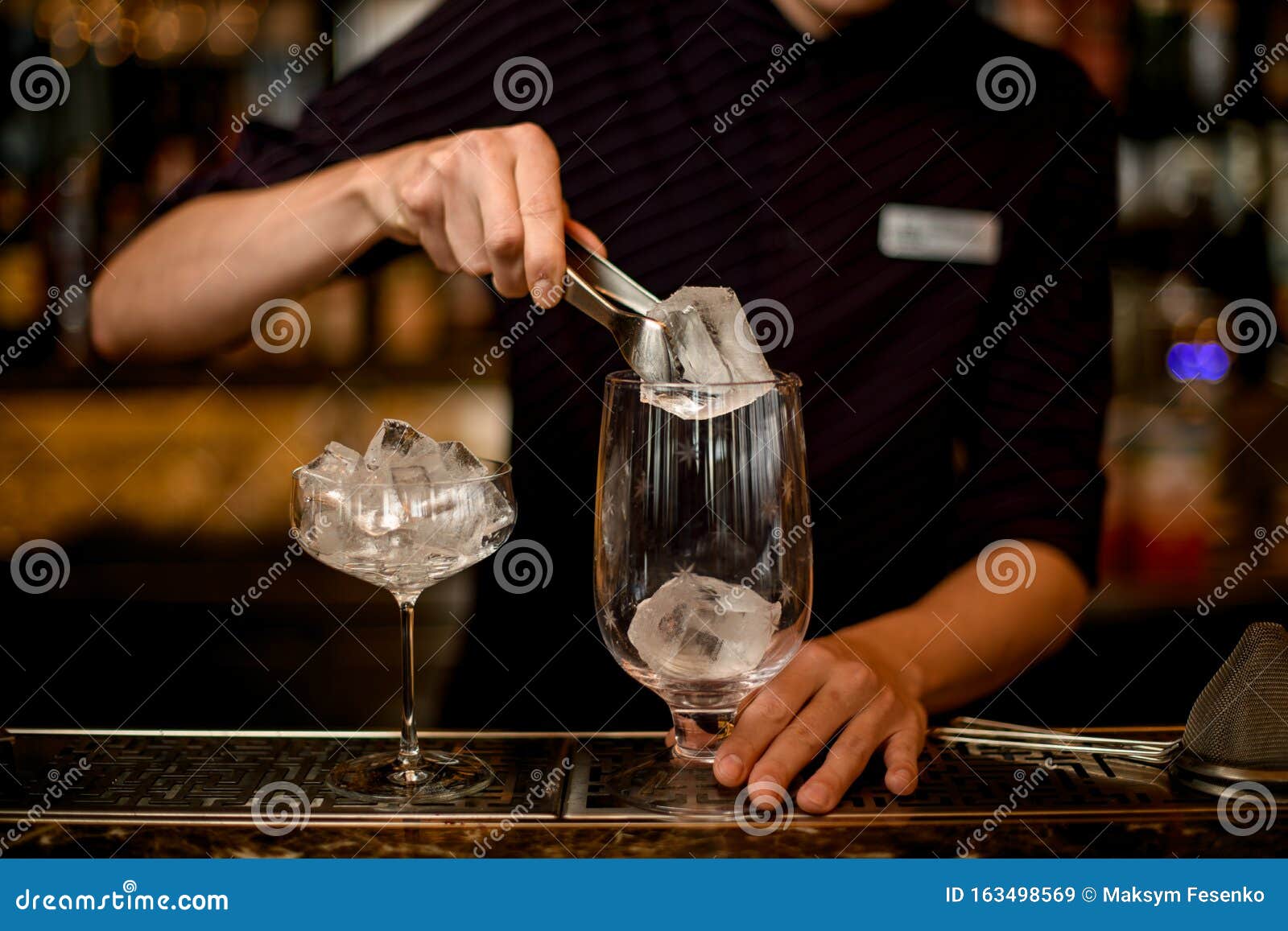 Бармен наливай пустой стакан. Бокалы бармена. Бармен стакан лёд. Стакан бармена. Бармен налей пустой стакан.