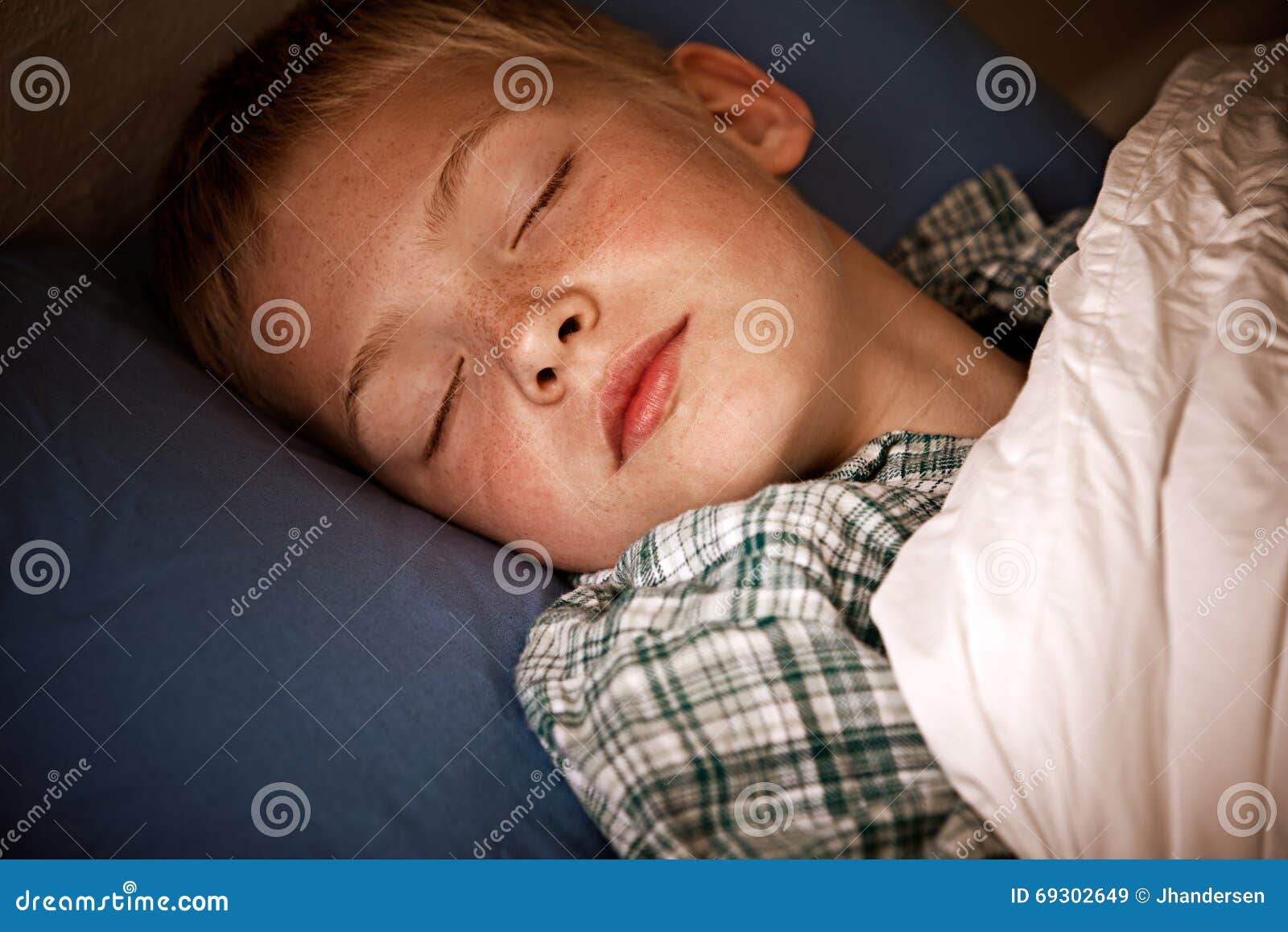 Мальчики 12 лет спят. Спящие мальчики. Спящий мальчик.