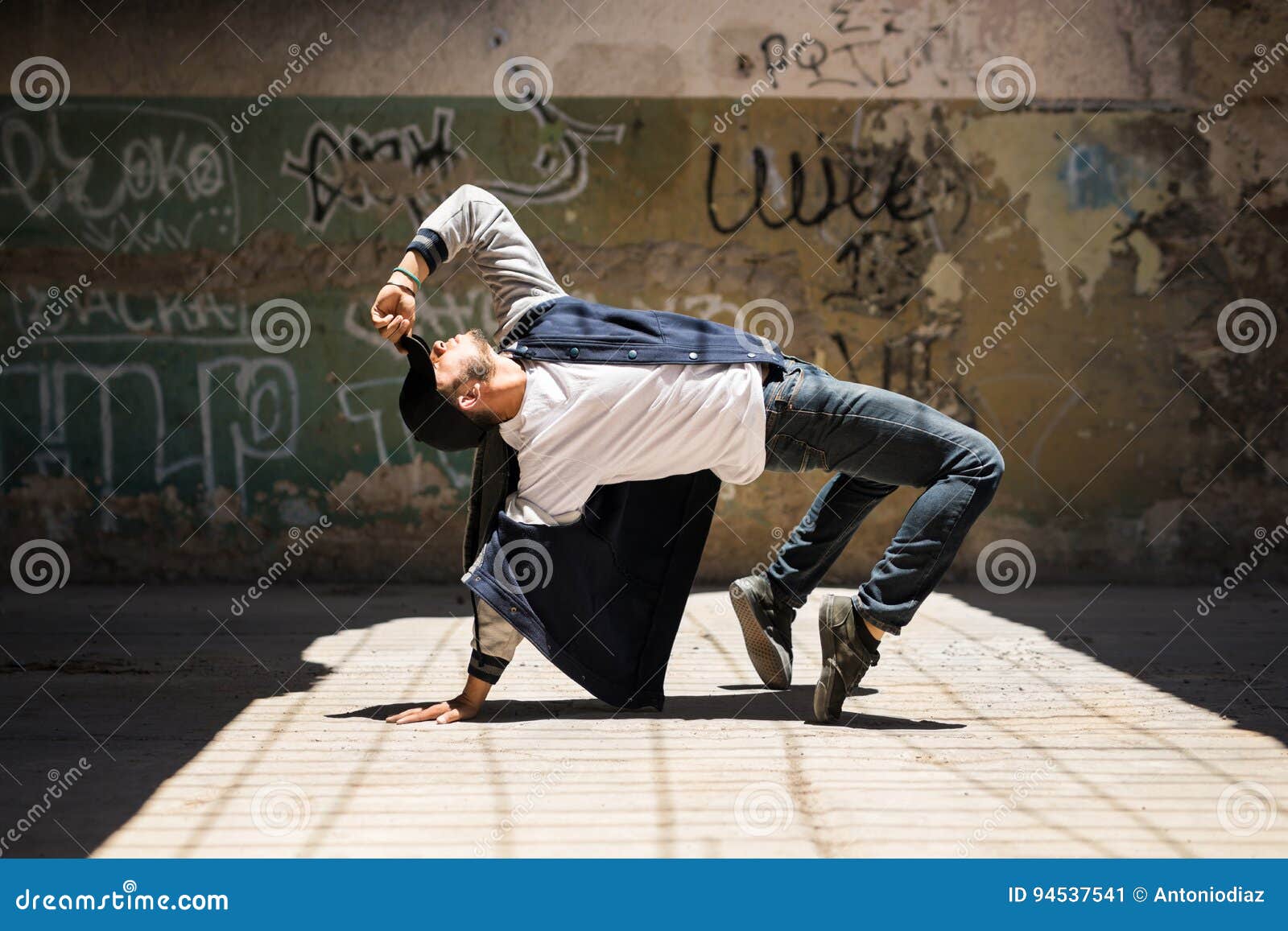 8,140 Urban Dancer Male Stock Photos - Free & Royalty-Free Stock Photos  from Dreamstime