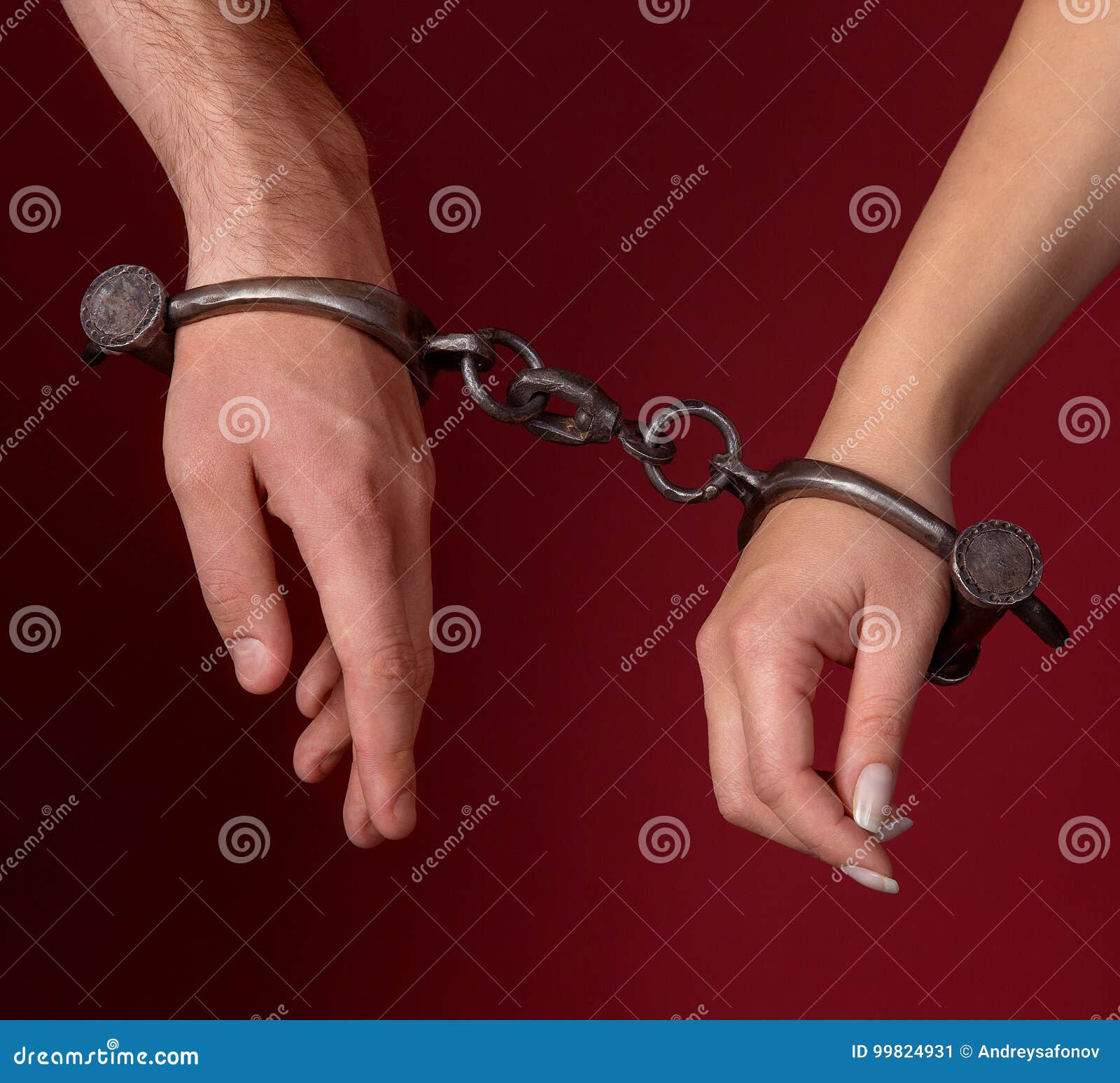 Парень надевает наручники. Мужчина в наручниках. Мужская и женская рука в наручниках. Надевают наручники на руки. Женские руки в наручниках.