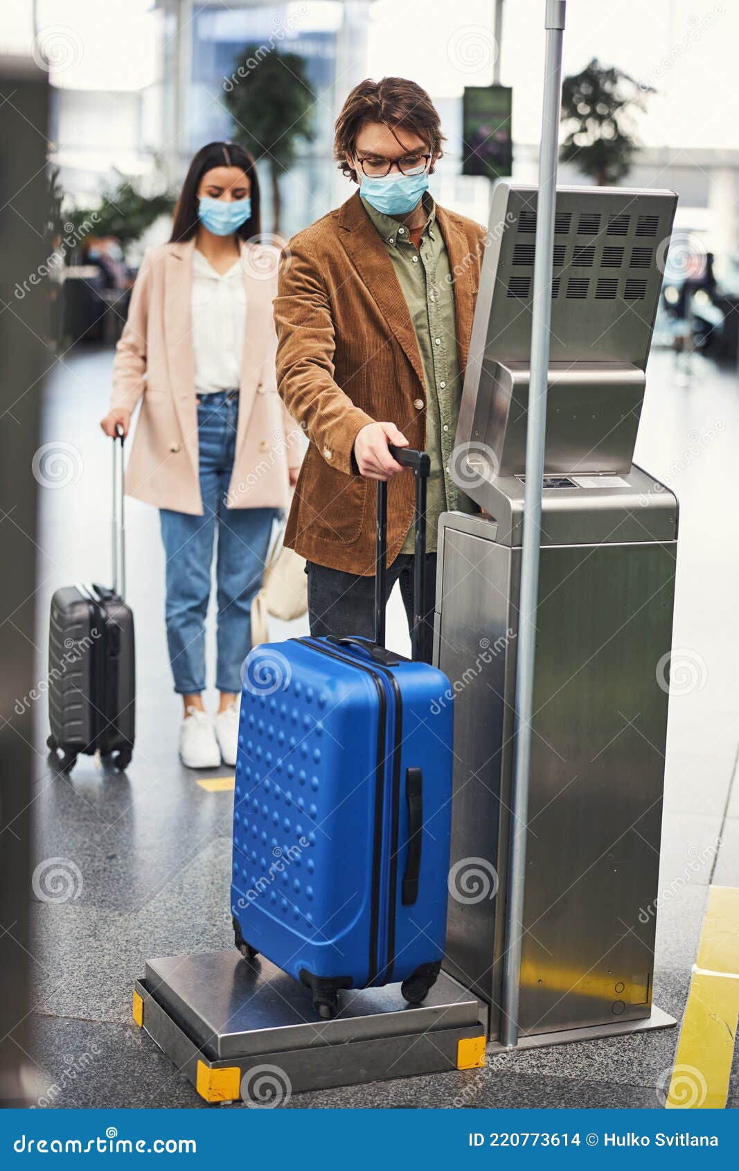 https://thumbs.dreamstime.com/z/male-passenger-using-baggage-check-weighing-machine-airport-stylish-man-medical-mask-checking-luggage-weight-woman-220773614.jpg