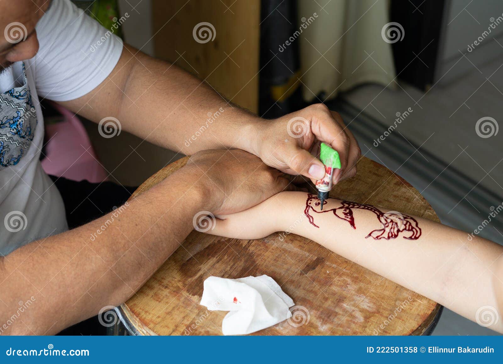 Malen Henna Ornamente Auf Mädchen Hand Nahaufnahme Stockfoto - Bild von  dekor, kindheit: 222501358