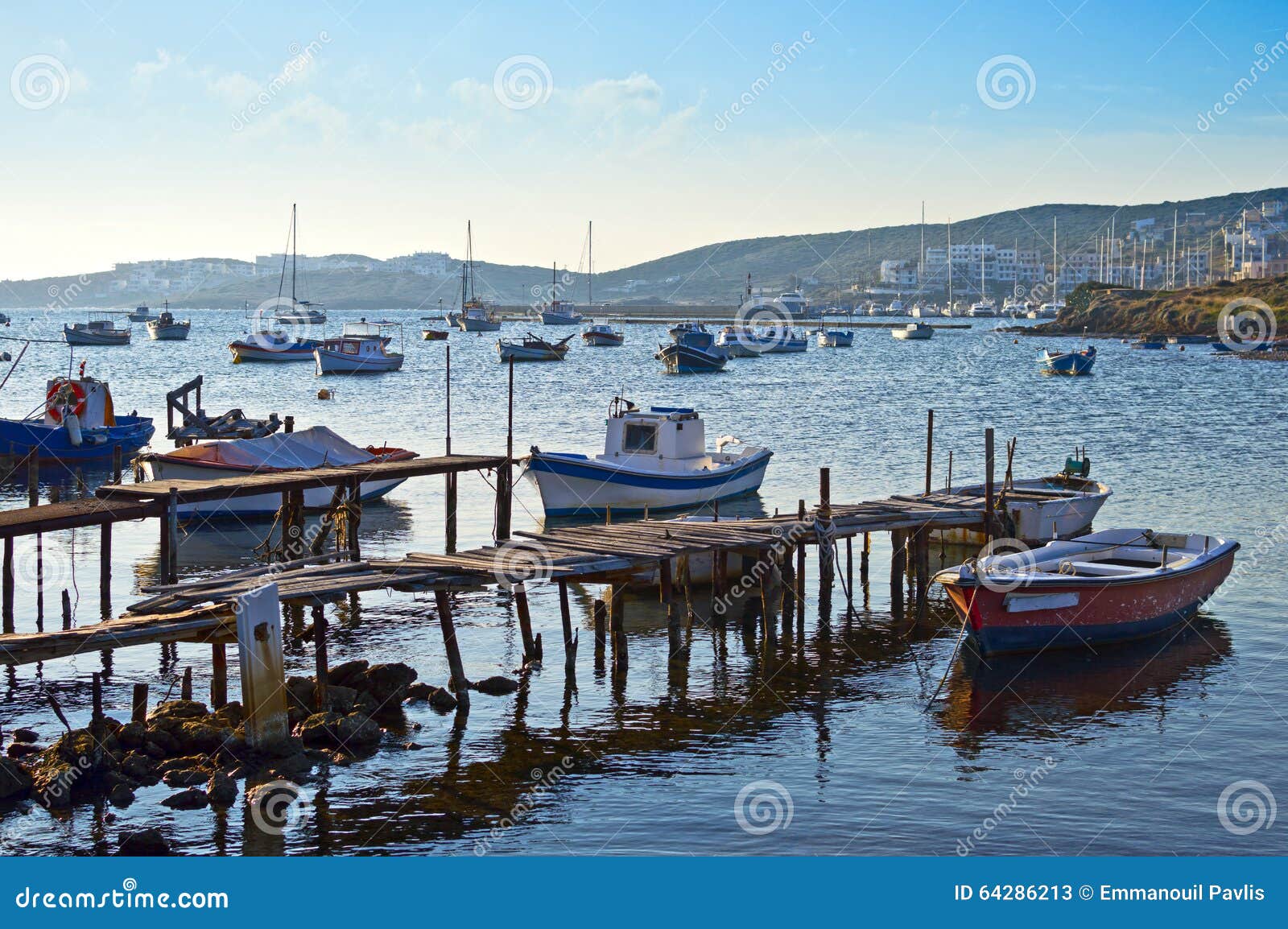 Malerischer Hafen. Ansicht eines hölzernen Piers und der alten Fischerboote an einem malerischen Hafen in Griechenland