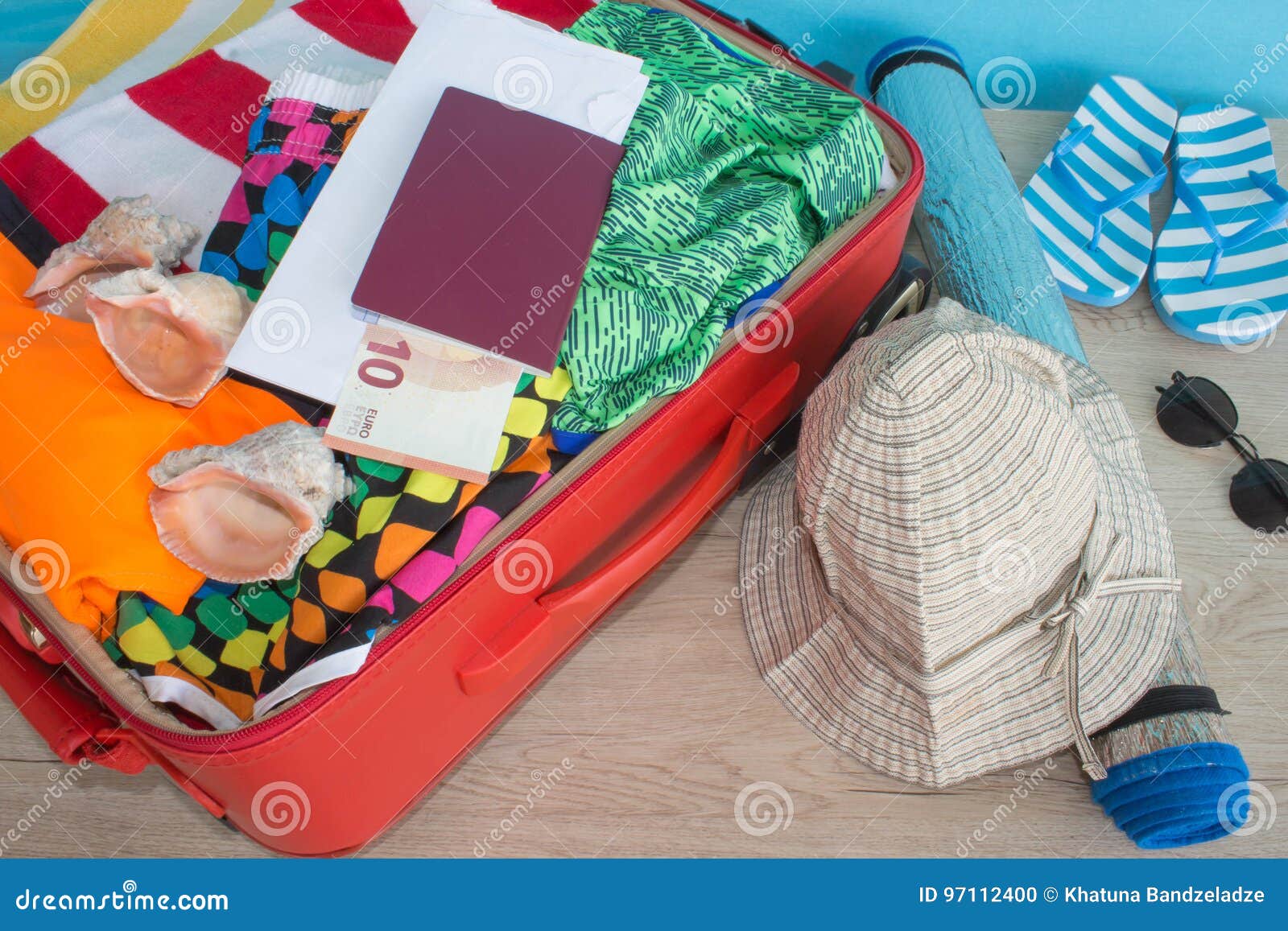 Maleta Con Las Cosas Para Pasar Vacaciones De Verano Anticipación Del Viaje  Ropa Y Accesorios Del ` S De Las Mujeres En Maleta Foto de archivo - Imagen  de viaje, ropas: 97112400