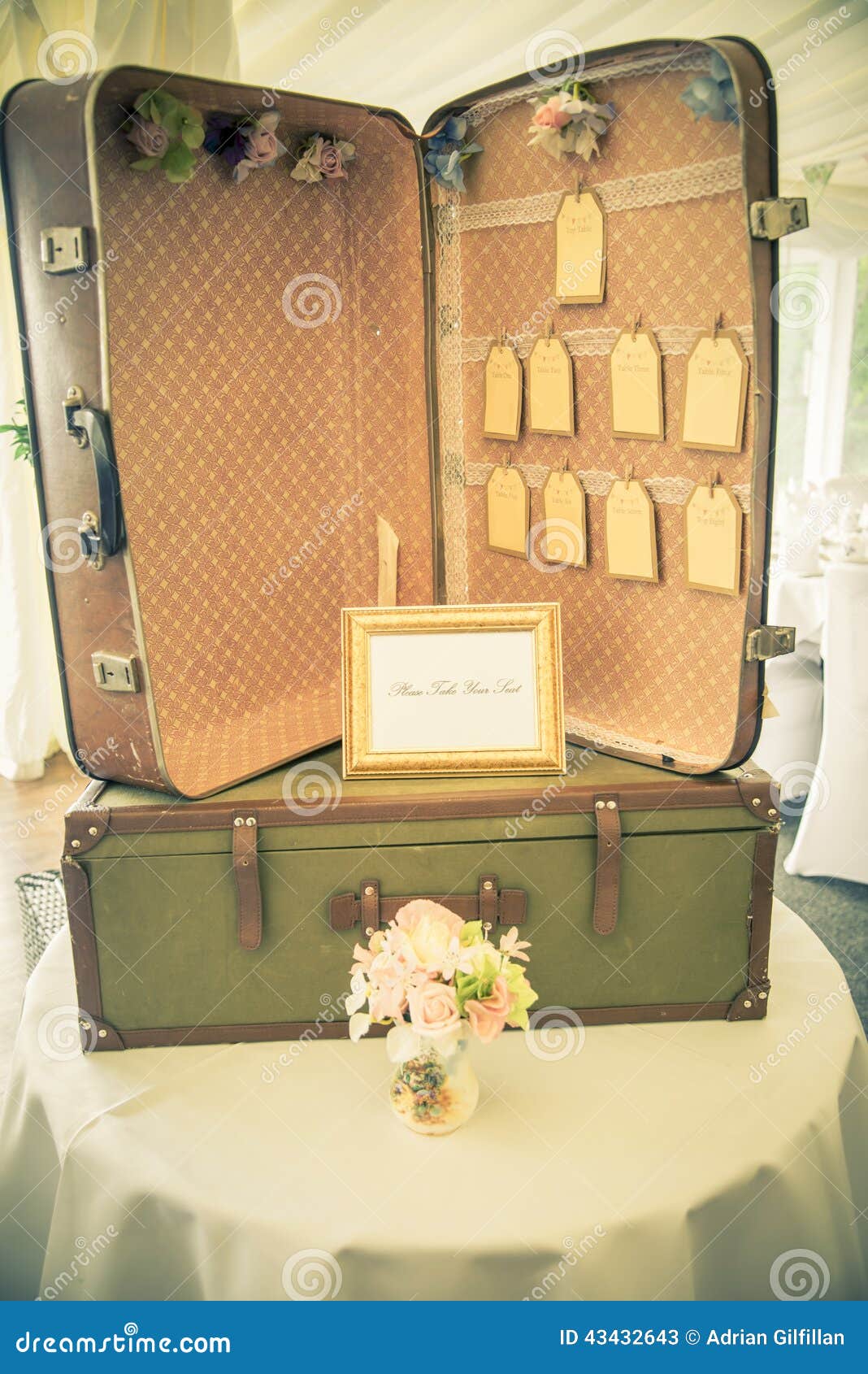Maleta vintage para boda imagen de archivo. Imagen de configuraciones -  43432643, image size:1068x1690