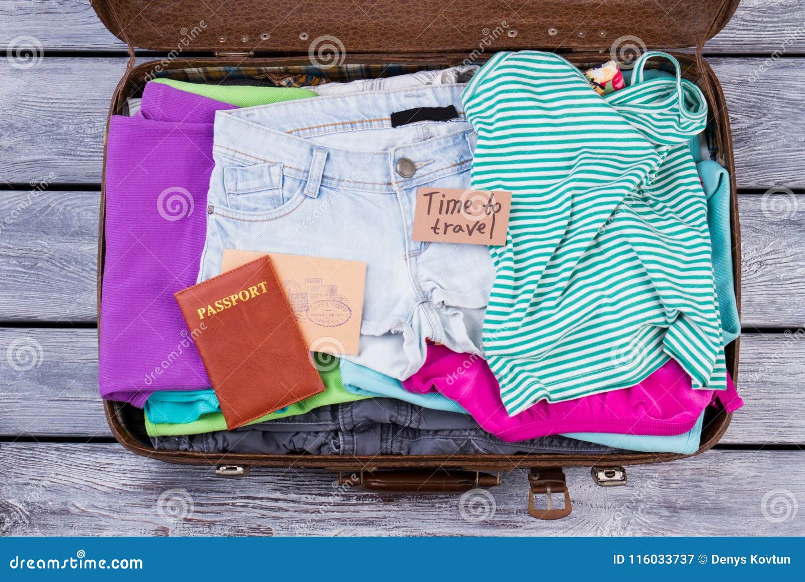 Congelar derrochador Trivial Maleta Llena Con Ropa Y Accesorios Doblados Imagen de archivo - Imagen de caso, aeroplano: 116033737 Congelar derrochador Trivial Maleta Llena Con Ropa Y Accesorios Doblados Imagen de archivo - Imagen de caso, aeroplano: 116033737