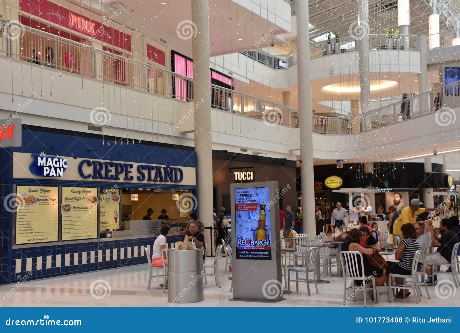 Oakley store in the Mall of America, Bloomington, Minneapolis, Minnesota,  USA Stock Photo - Alamy