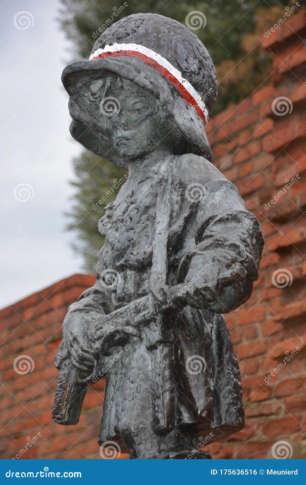 Napisz Kilkuzdaniowy Opis Rzezby Jerzego Jarnuszkiewicza Maly Powstaniec Maly Powstaniec the `Little Insurrectionist` Editorial Photo - Image of