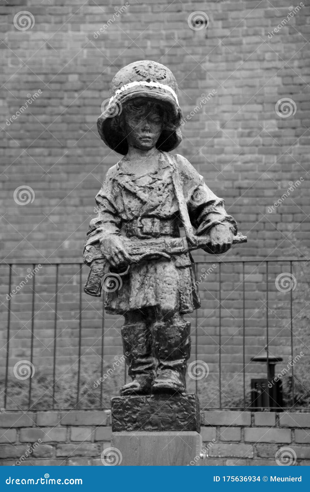 Napisz Kilkuzdaniowy Opis Rzezby Jerzego Jarnuszkiewicza Maly Powstaniec Maly Powstaniec the `Little Insurrectionist` Editorial Stock Image