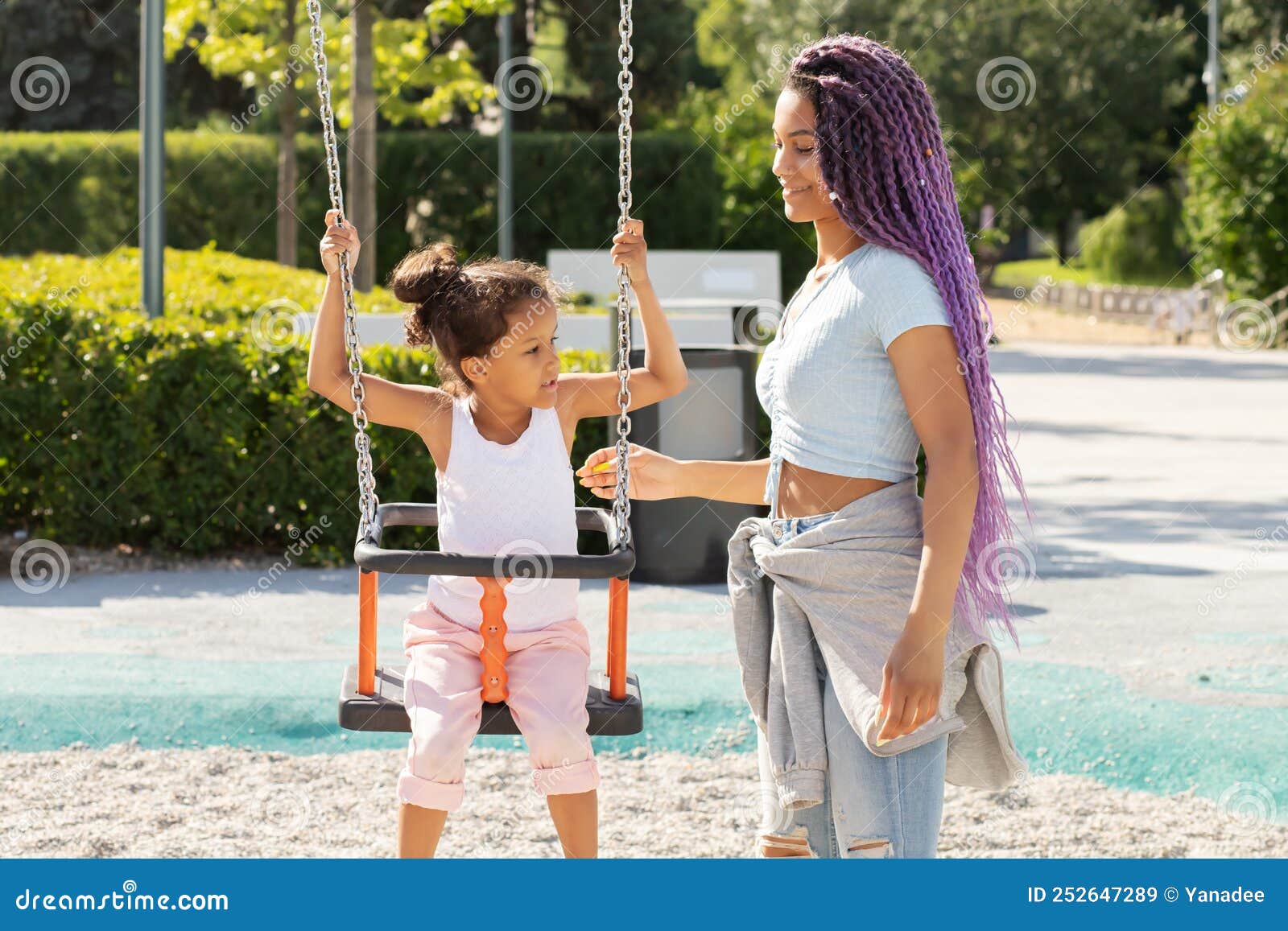 Mamá Cambia a Su Hija En Un Columpio En El Parque Vacaciones Familiares  Fuera Del Niño Se Divierte En El Patio De Recreo Amor Y Fe Imagen de  archivo - Imagen de