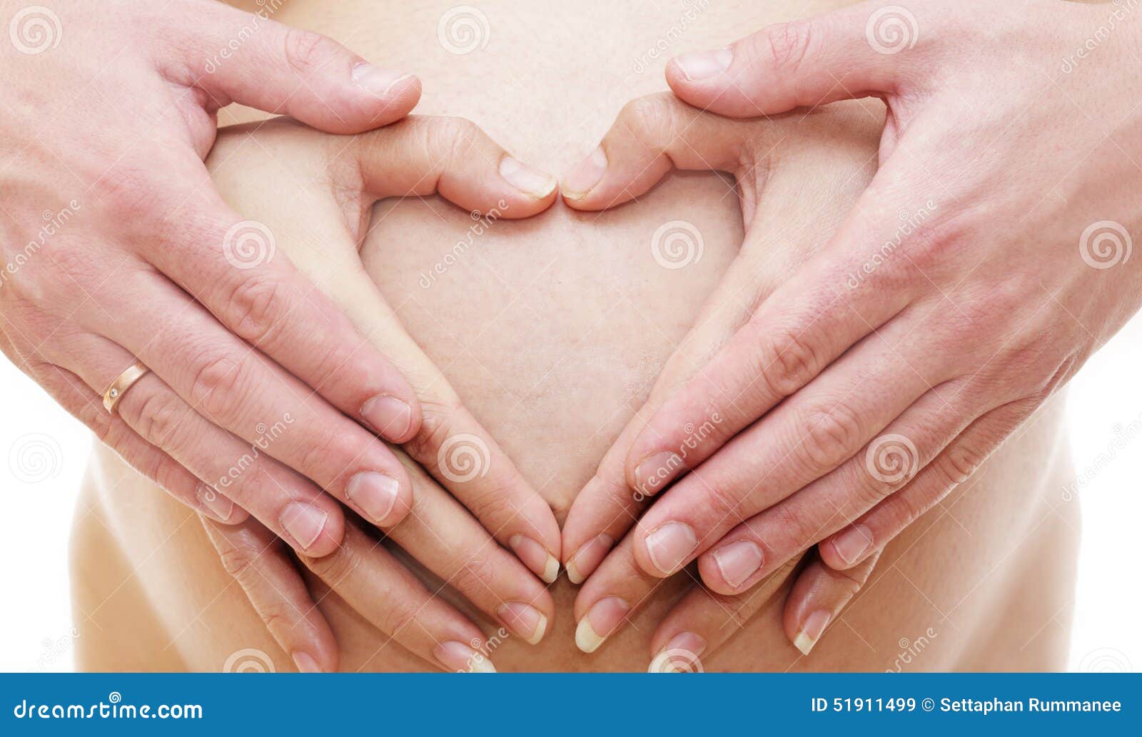 Mama Con La Mano En El Bebe Por Simbolo De La Forma Del Corazon Imagen De Archivo Imagen De Familia Regalo