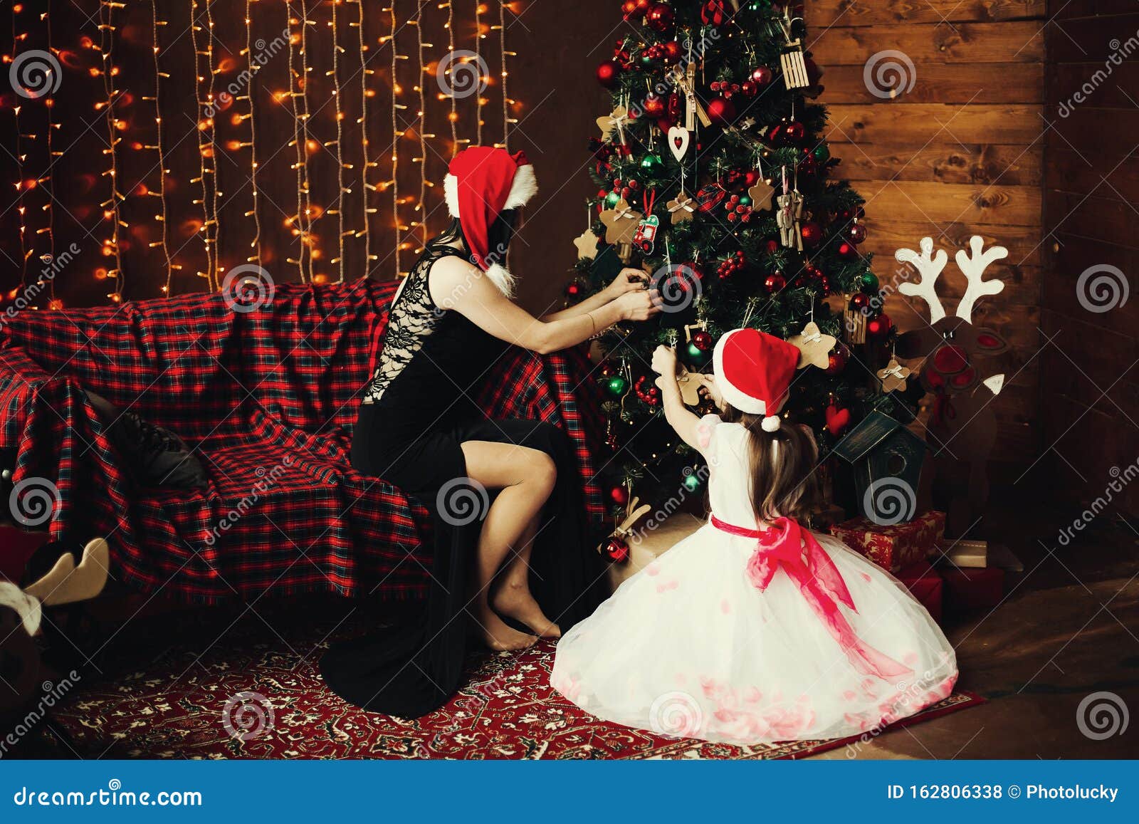 E Hija Decorando árbol De Navidad Para Las Vacaciones De Año Nuevo Foto de archivo - Imagen de relaciones, casa: 162806338