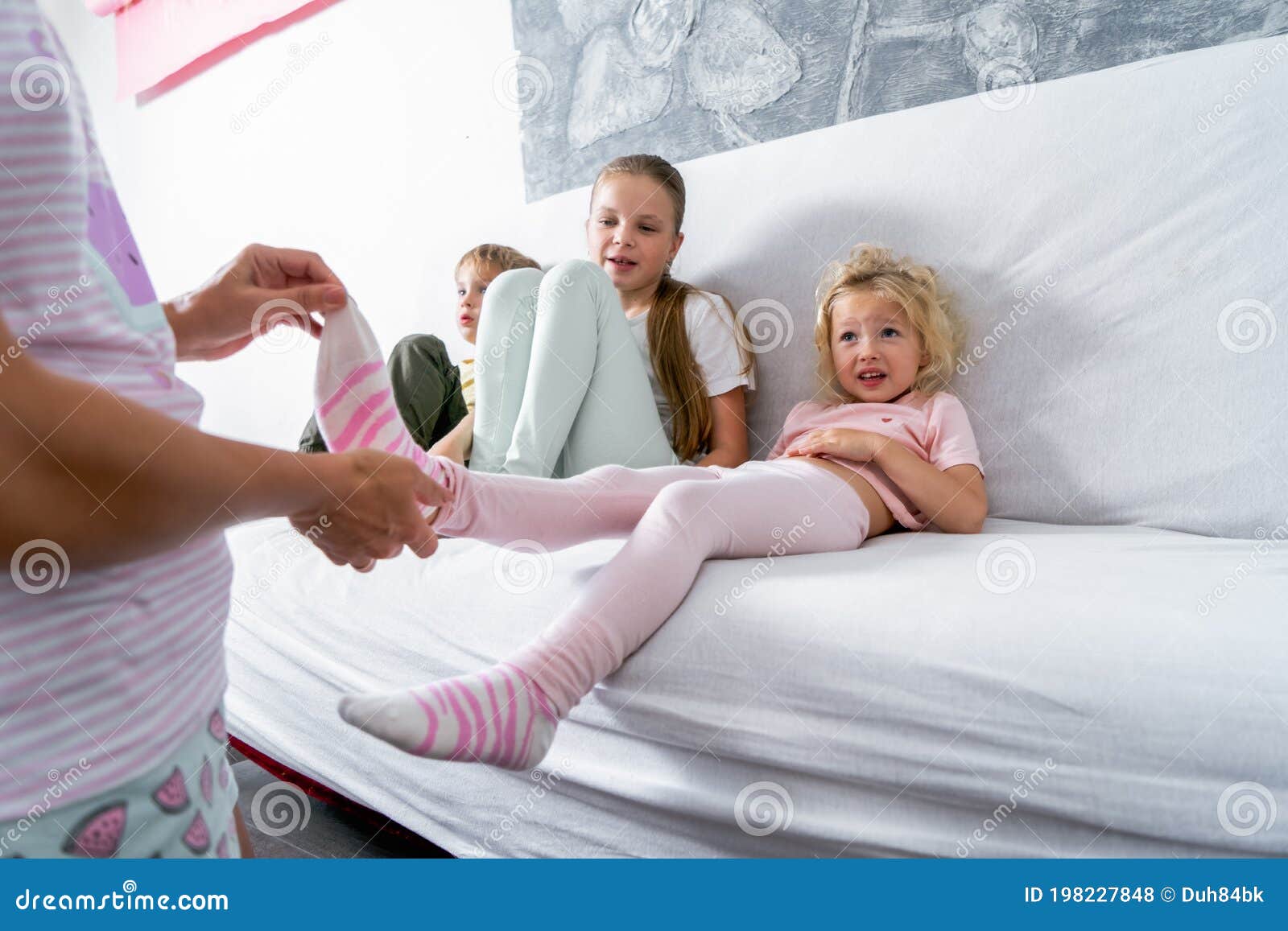 Mujer Y Niña Que Llevan Calcetines Divertidos Imagen de archivo - Imagen de  muchacha, riéndose: 48862167