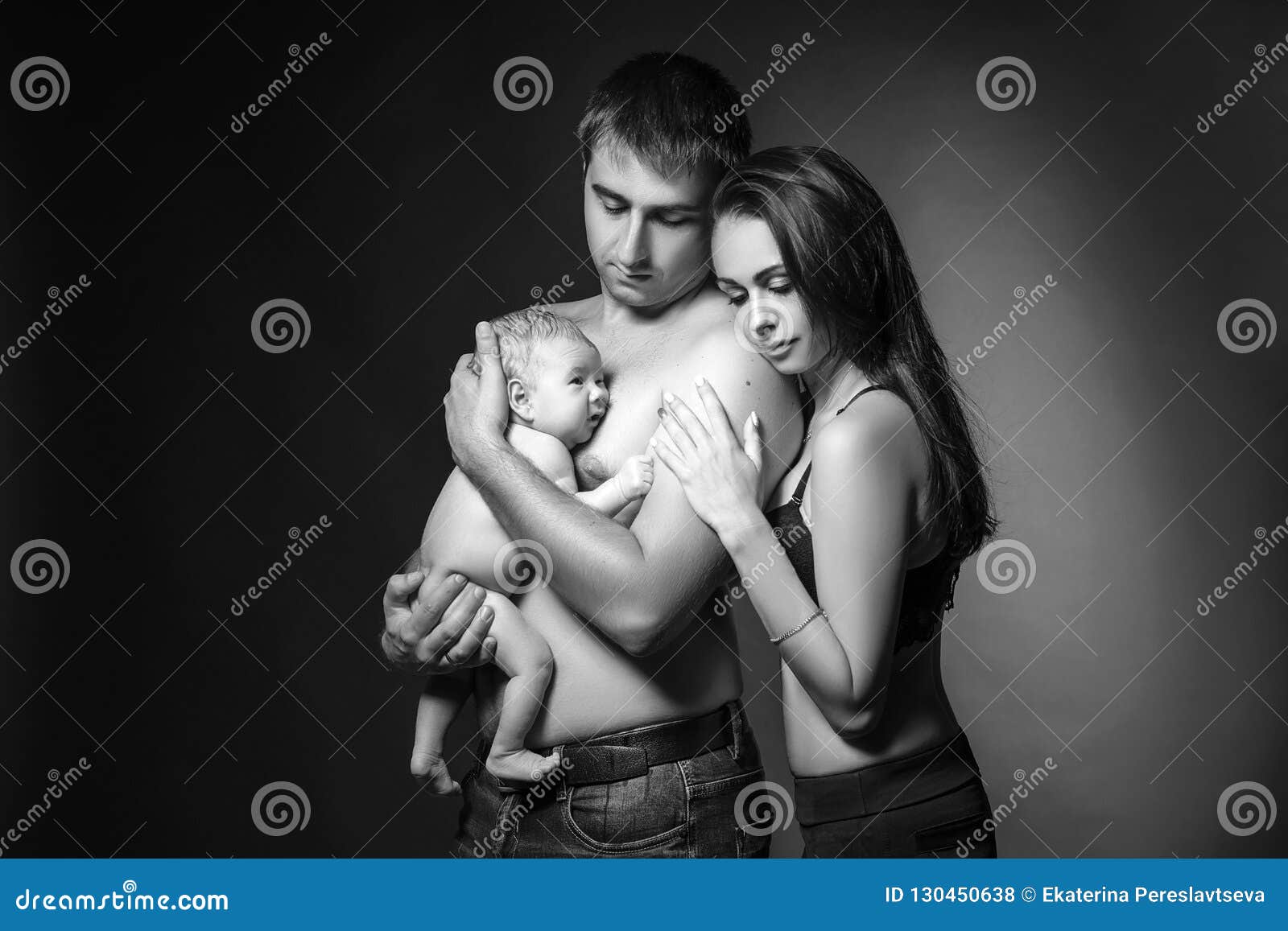 Mama Y Bebe Felices Del Papa De La Familia En Estudio En Fondo Foto De Archivo Imagen De Infante Cuidado Mama Y Bebe Felices Del Papa De La Familia En Estudio En Fondo Foto De Archivo Imagen De Infante Cuidado