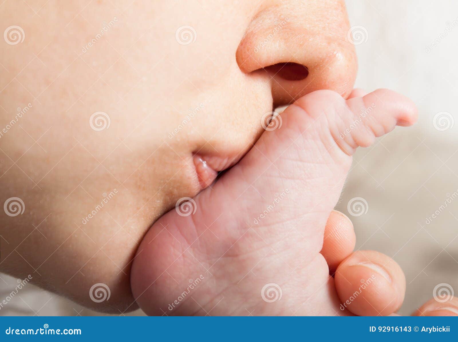 Целую ноги мамы. Поцелуй ножки младенца. Мама целует малыша. Мама целует ножки малышу. Мать целует новорожденного.