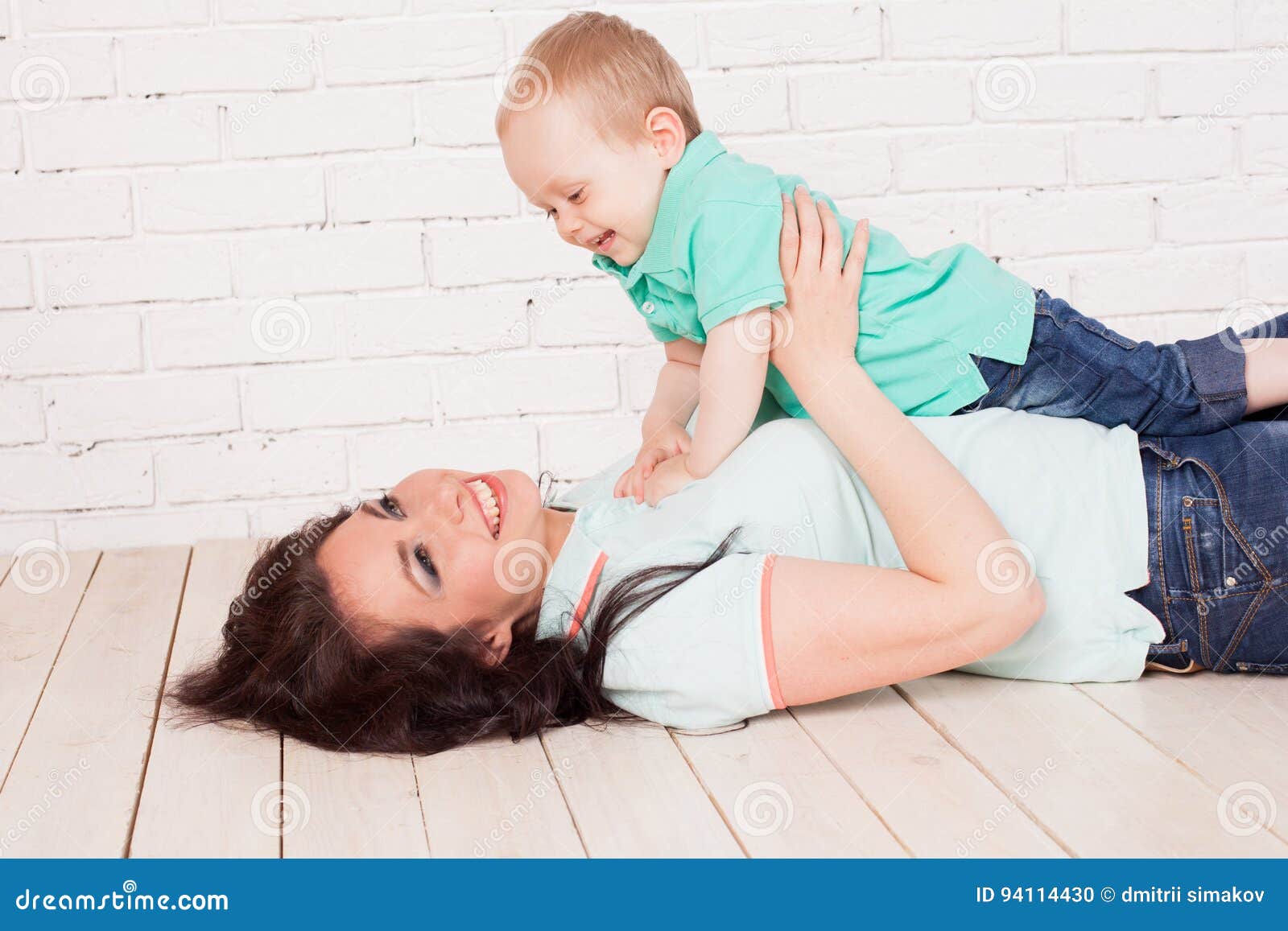 Mom son boy. Ребенок верхом на маме. Мальчик лежит на маме. Мама верхом на мальчике. Сын лежит на маме.