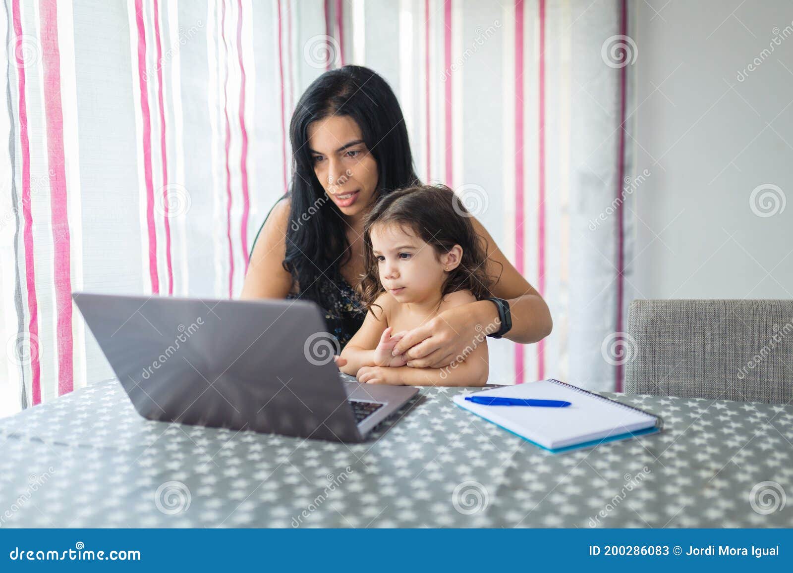 Mãe infantil e laptop na sala de estar da família para trabalho