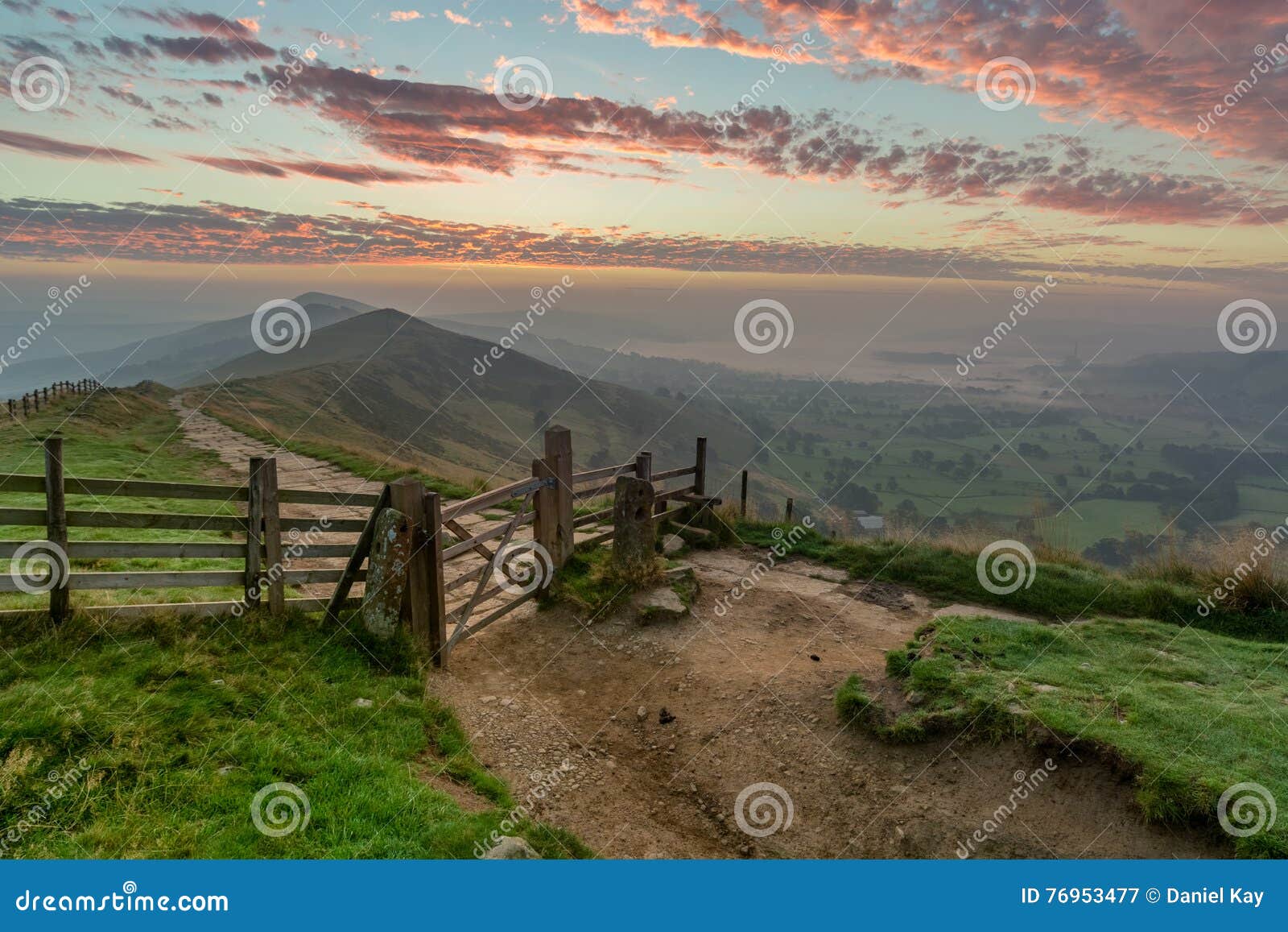 Mam Tor Sunrise, distrito máximo, Reino Unido. Una salida del sol vibrante en el Tor de Mam en el distrito máximo inglés con una cerca de madera