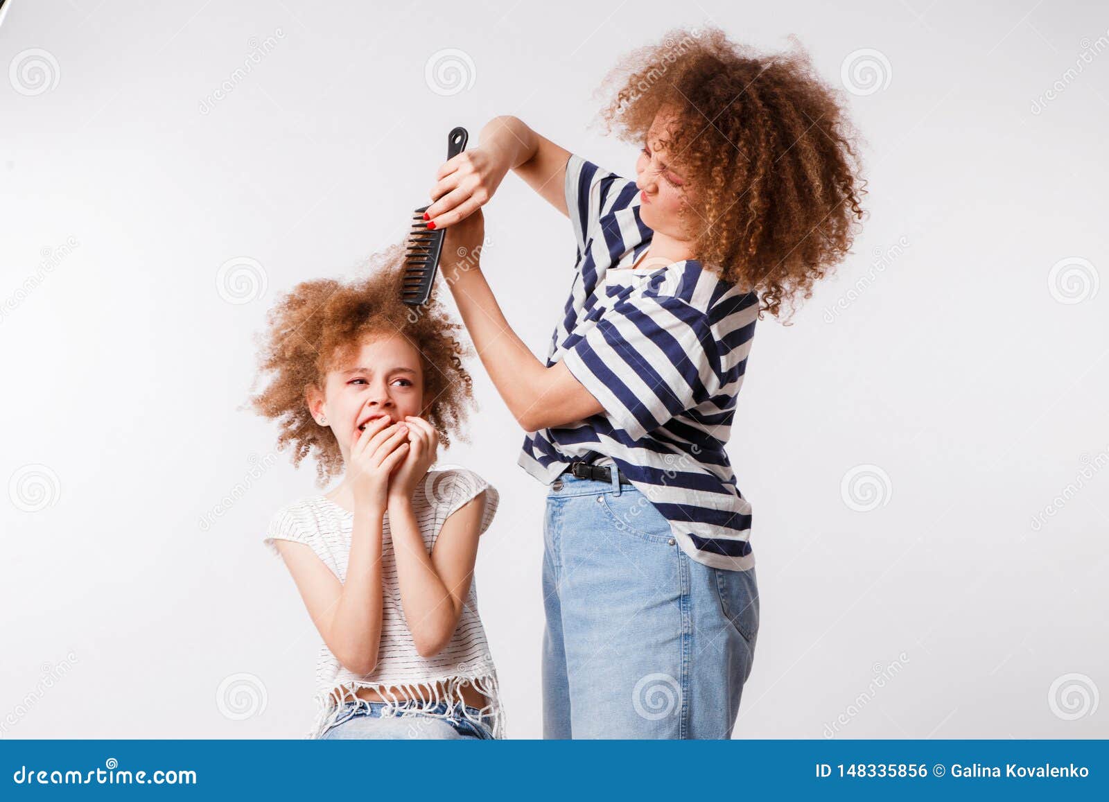 Mom Combs Her Daughter S Naughty  Curly Hair  Zdj U0119cie Stock