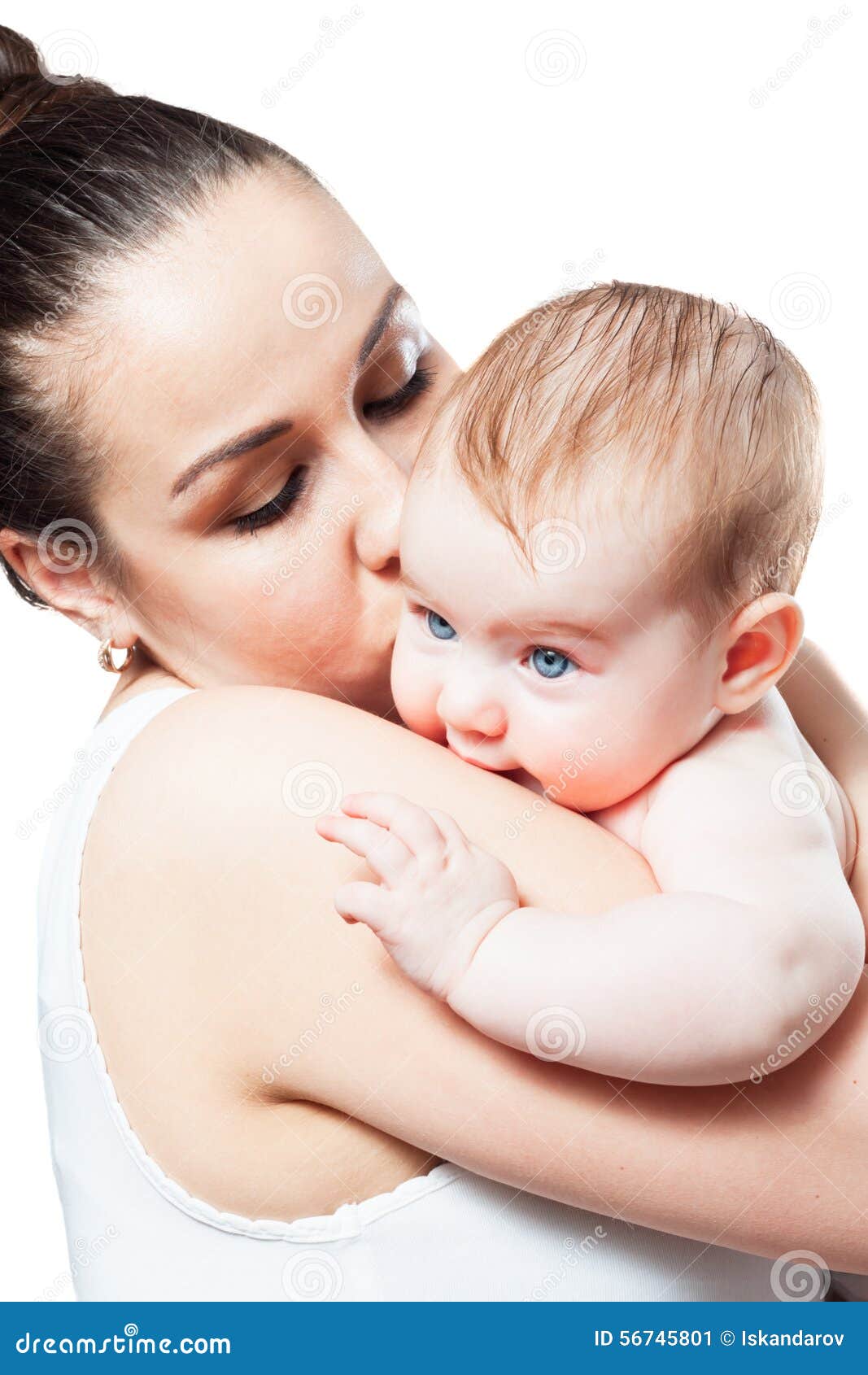 Видео целовать маму. Поцелуй матери. Мама целует малыша. Мом Киссинг. Поцелуй мамы с мамой.