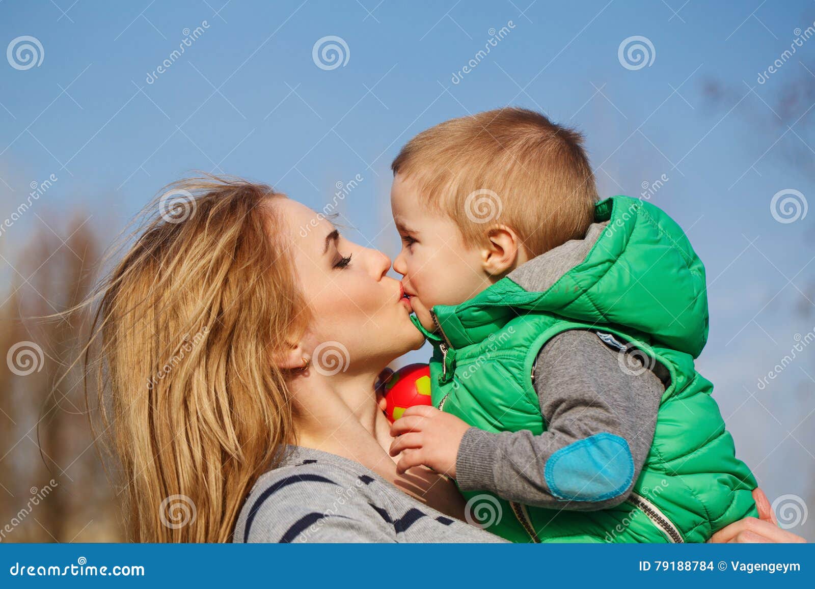 Видео целовать маму. Мама целует сына. Мама целует сына помадой. Мать целует сына фото. Что такое мать с комплексом сына.